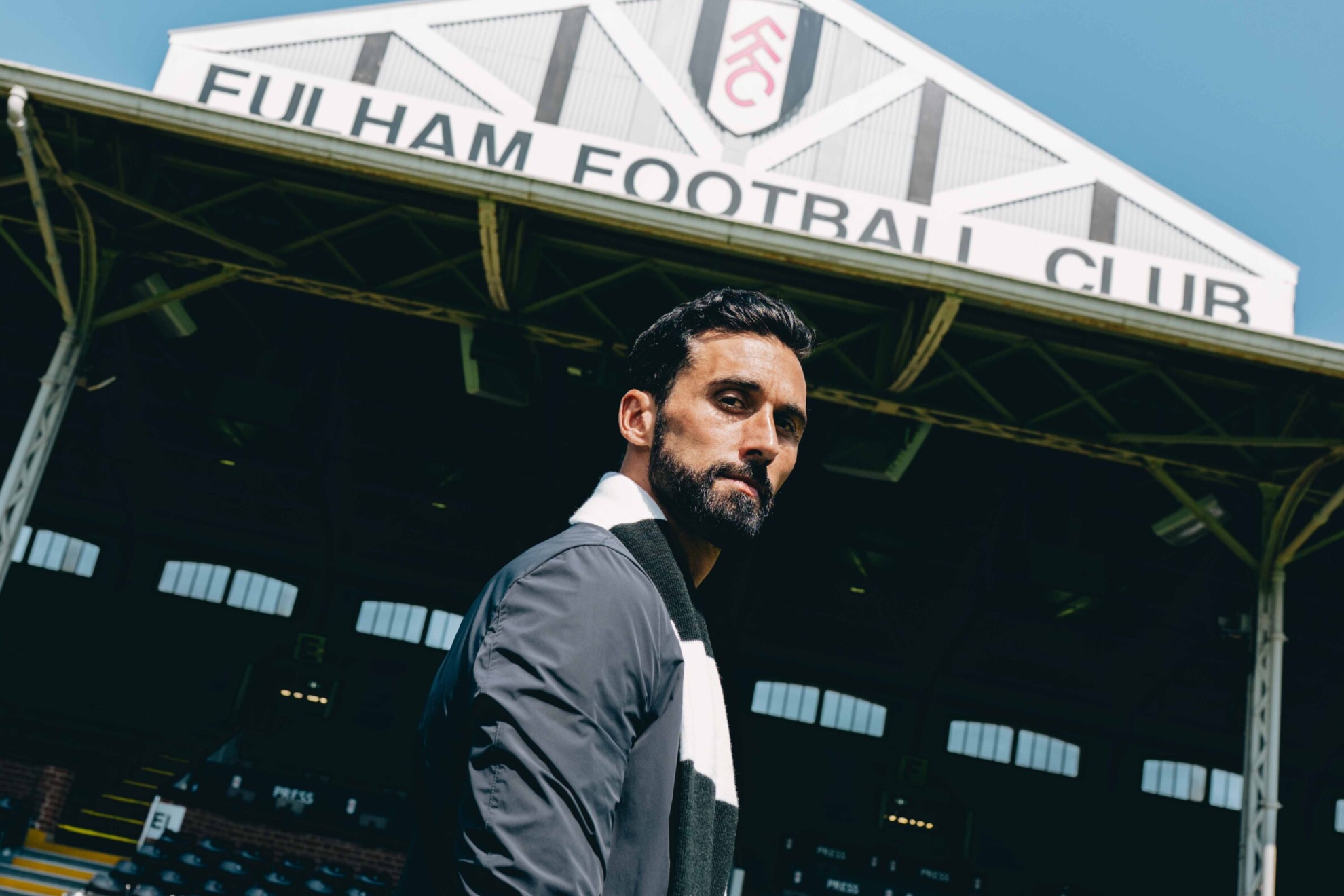 Álvaro Arbaloa posa como entrenador del Fulham. BEST OF YOU.