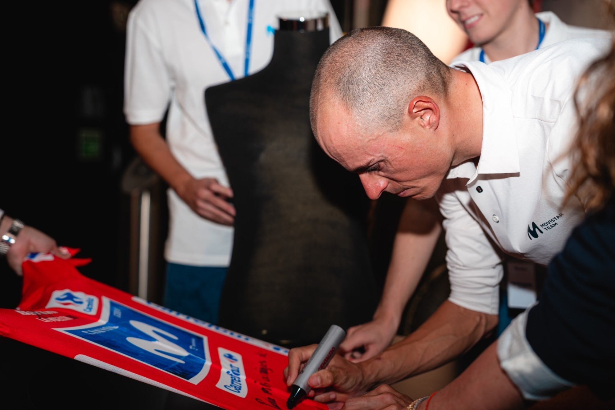 Enric Mas firma el maillot rojo de LaVuelta. Movistar Team