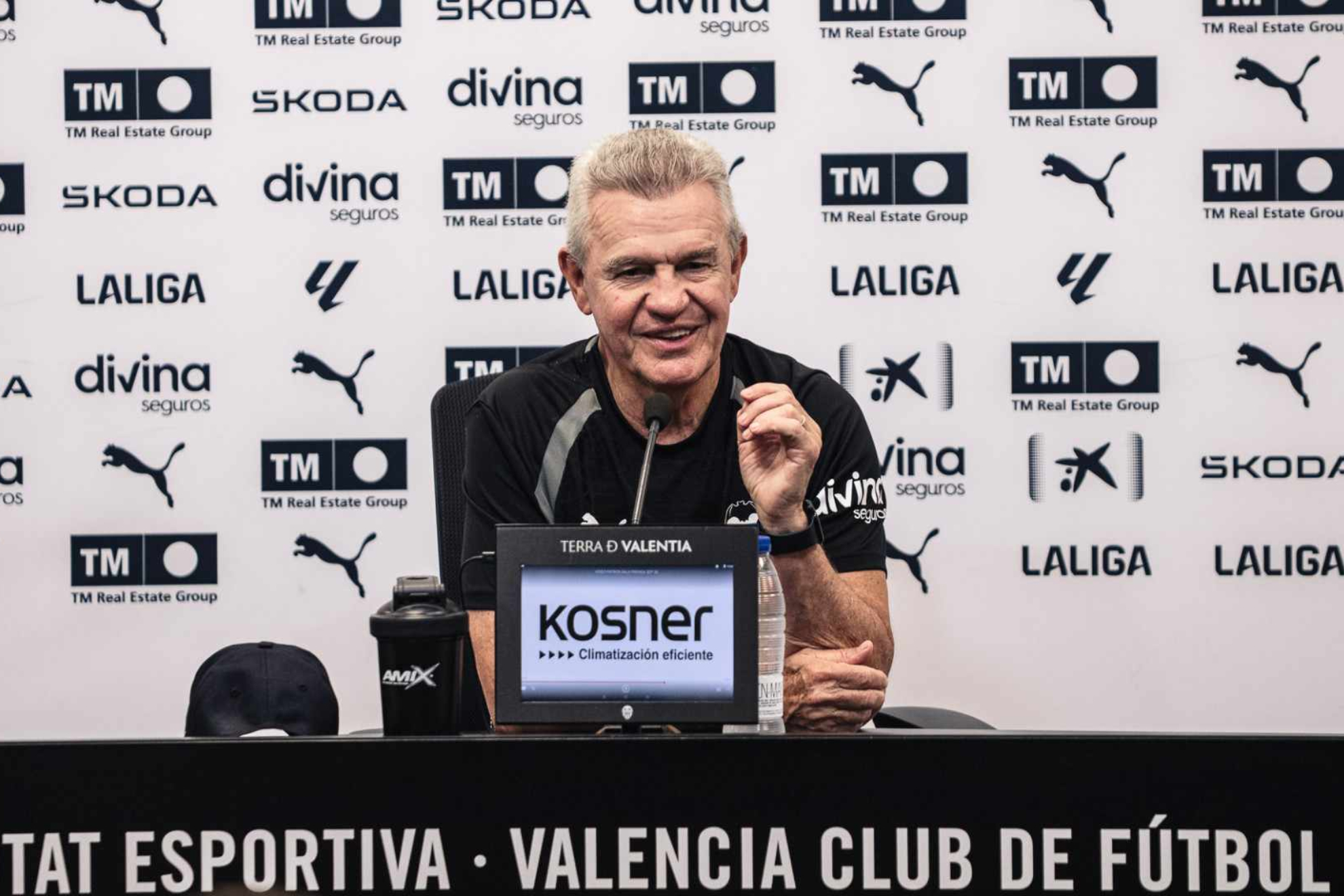 Javier Aguirre, en rueda de prensa en la ciudad deportiva de Paterna. VALENCIA CF
