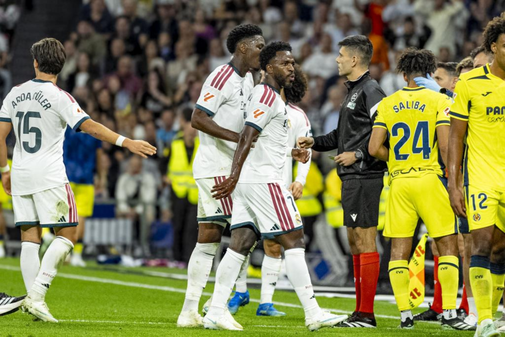 Vinicius sale del campo tras ser expulsado ante el Villarreal. PABLO MORENO