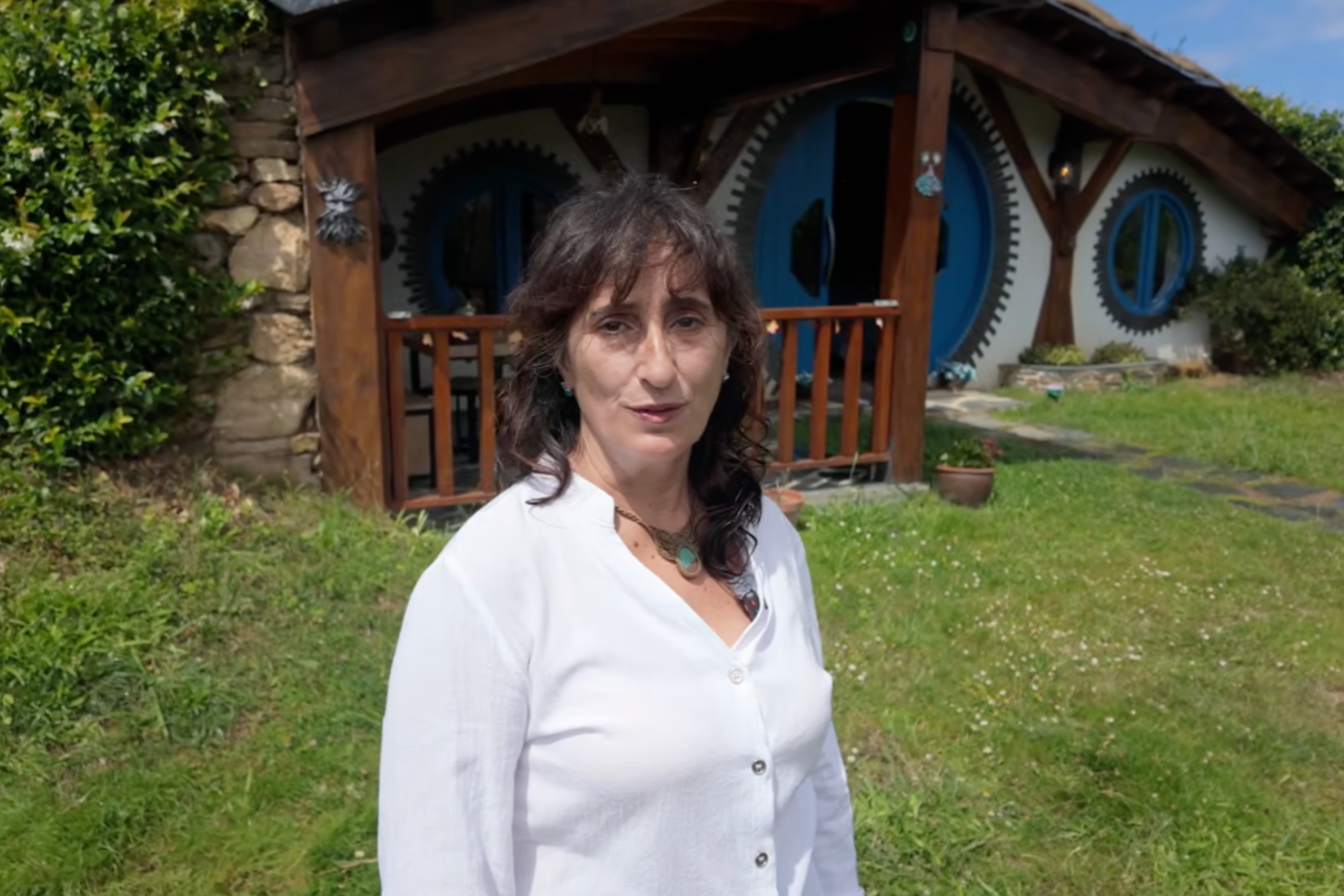 Virginia delante de una de las casas de su alojamiento 'Mi Tesoro'. Youtube