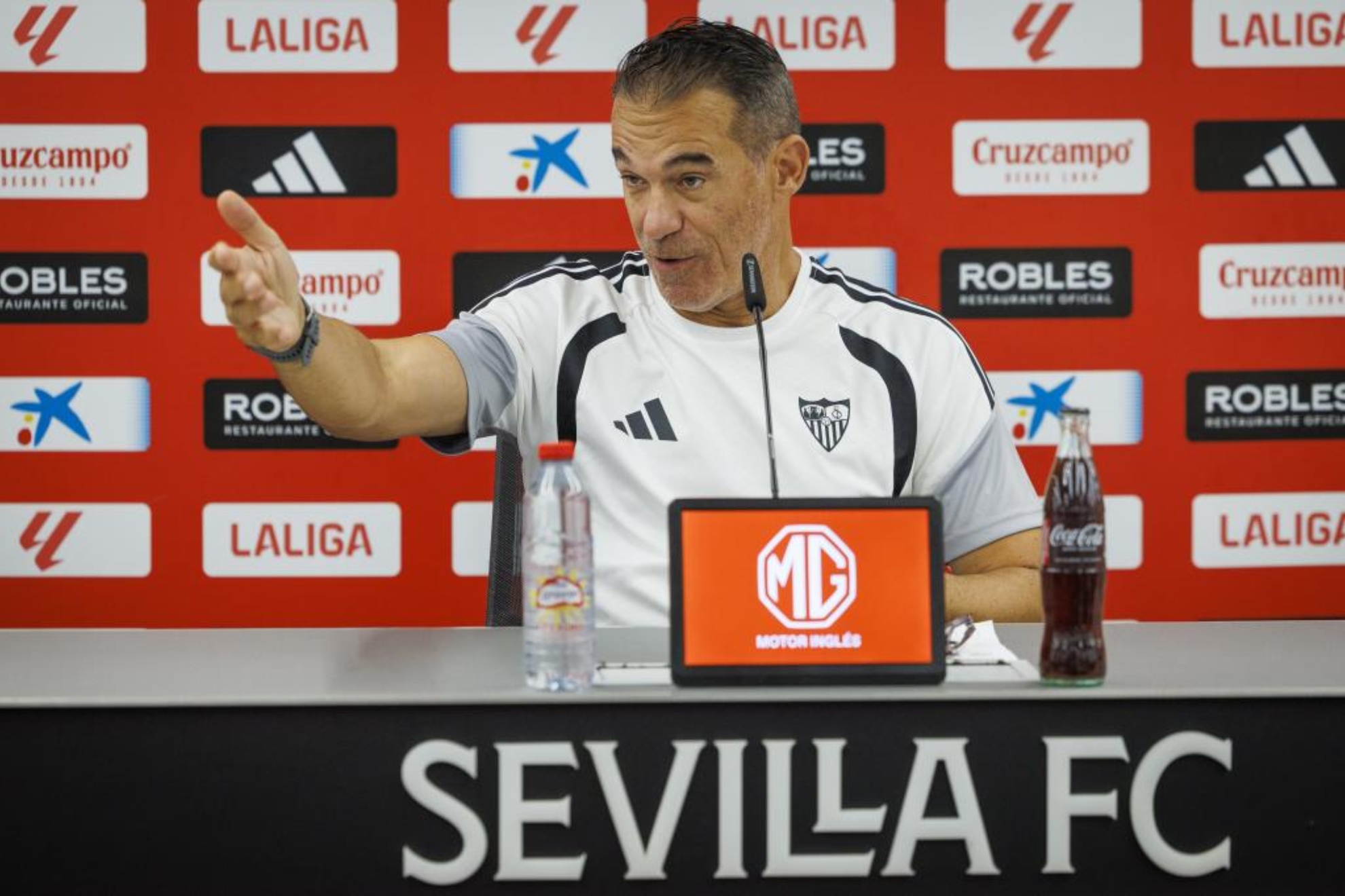 Luis García Plaza, entrenador del Sevilla, en una comparecencia ante los medios. EFE