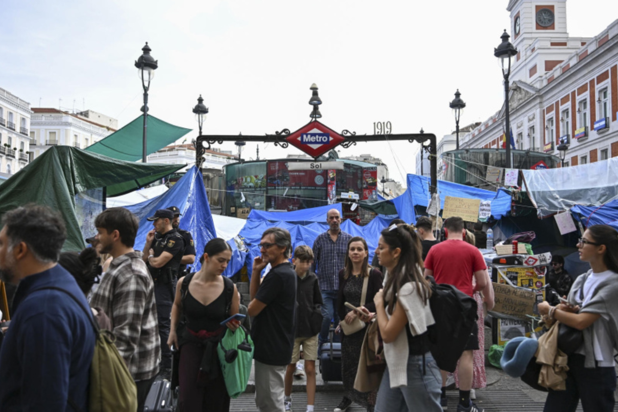 El cierre de la estación de Metro de Sol. EFE