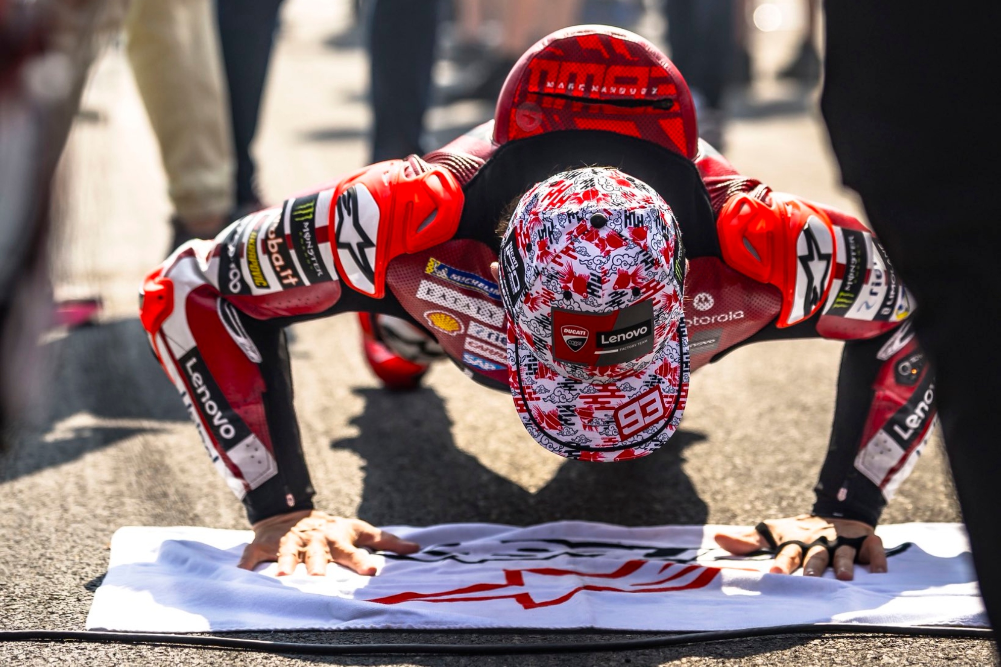 Marc Márquez hace flexiones en Mandalika. DUCATI