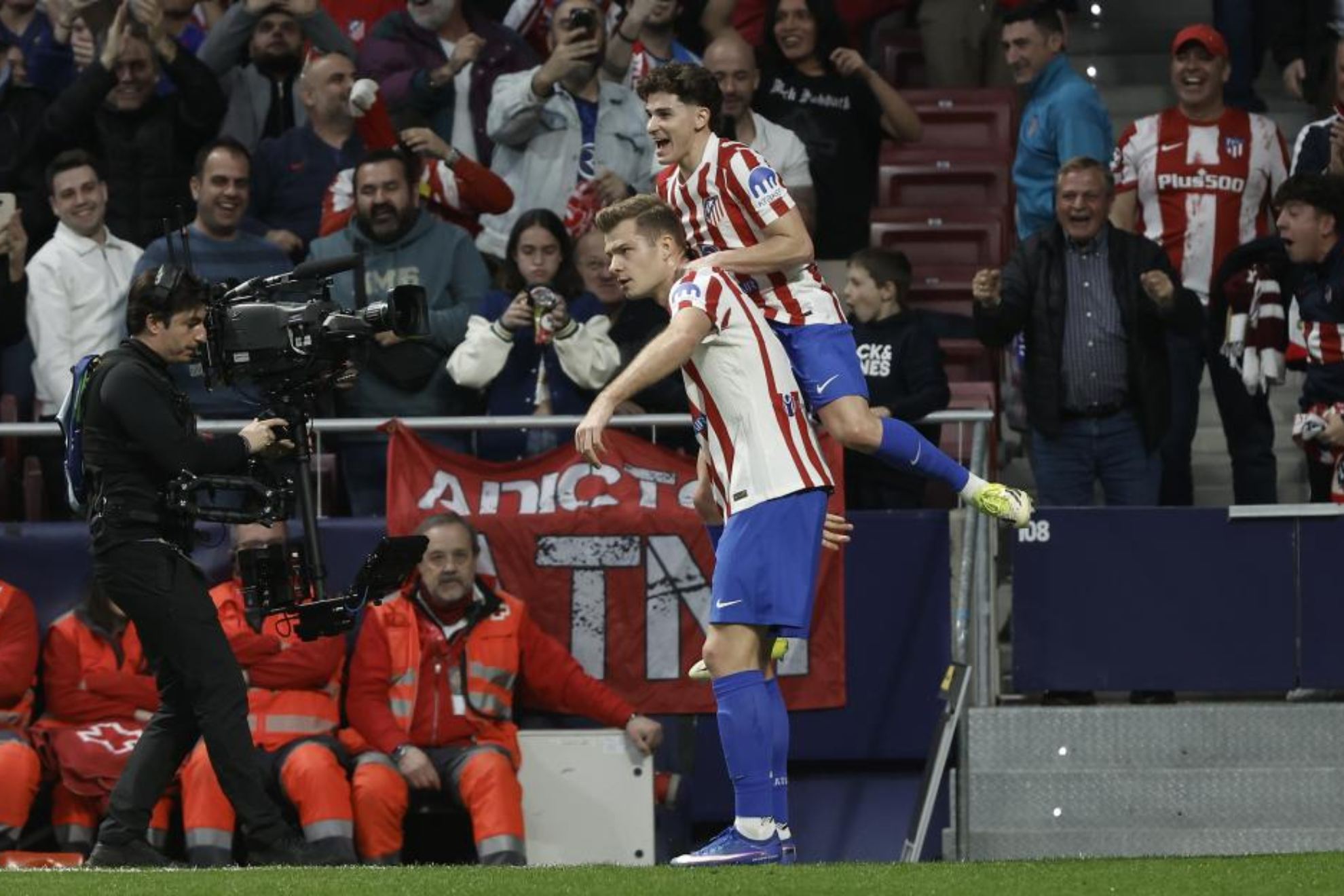 Julián y Sorloth celebran un gol la temporada pasada.