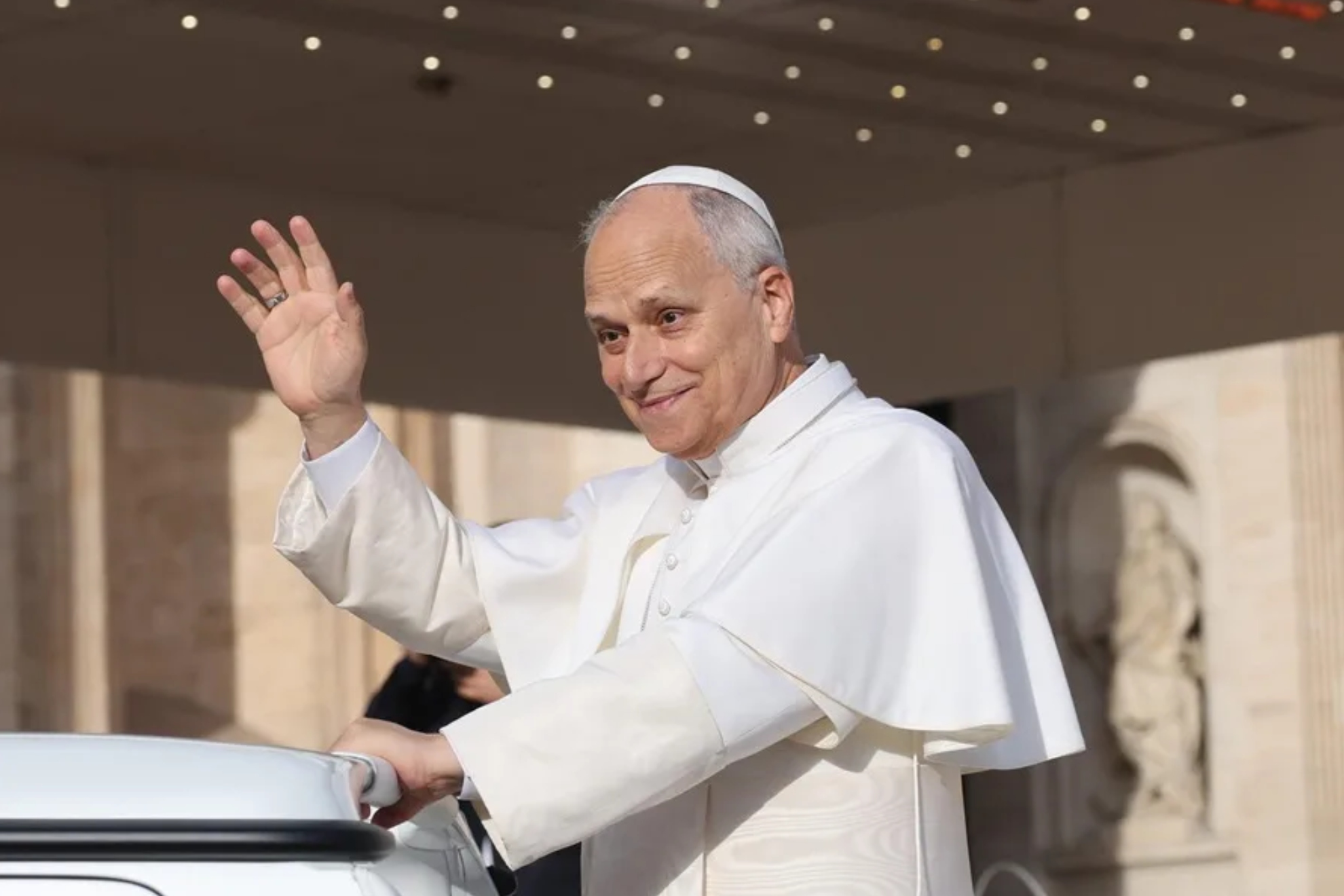 El Vaticano comparte las primeras fotos del papa León XIV tras su operación EFE