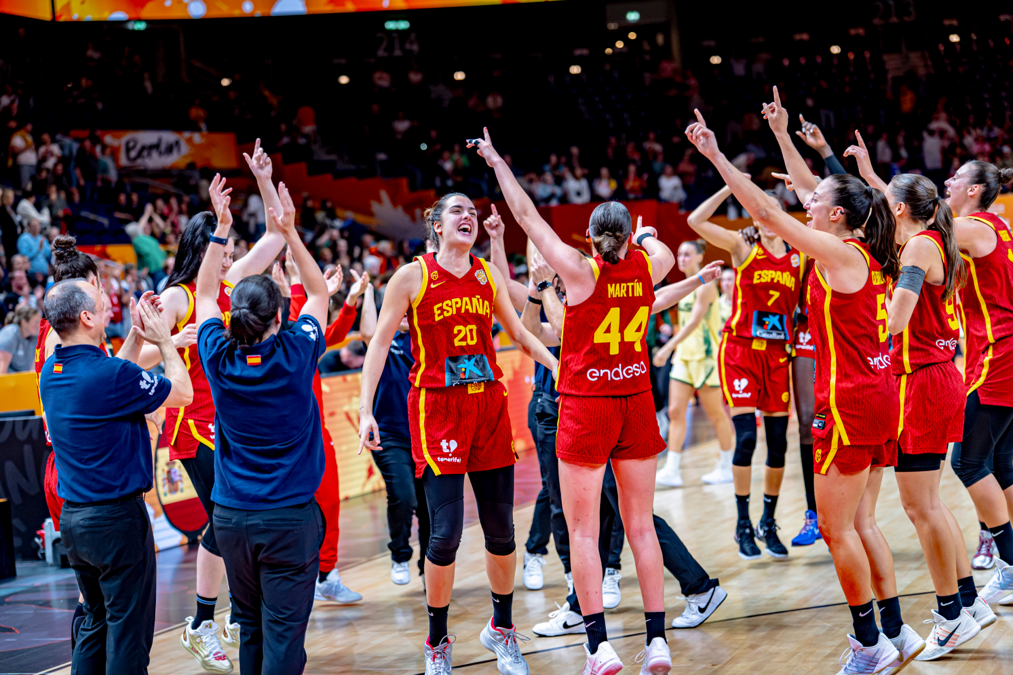 Las jugadoras de la selección femenina celebran la medalla de bronce en el Mundial 2026. EFE