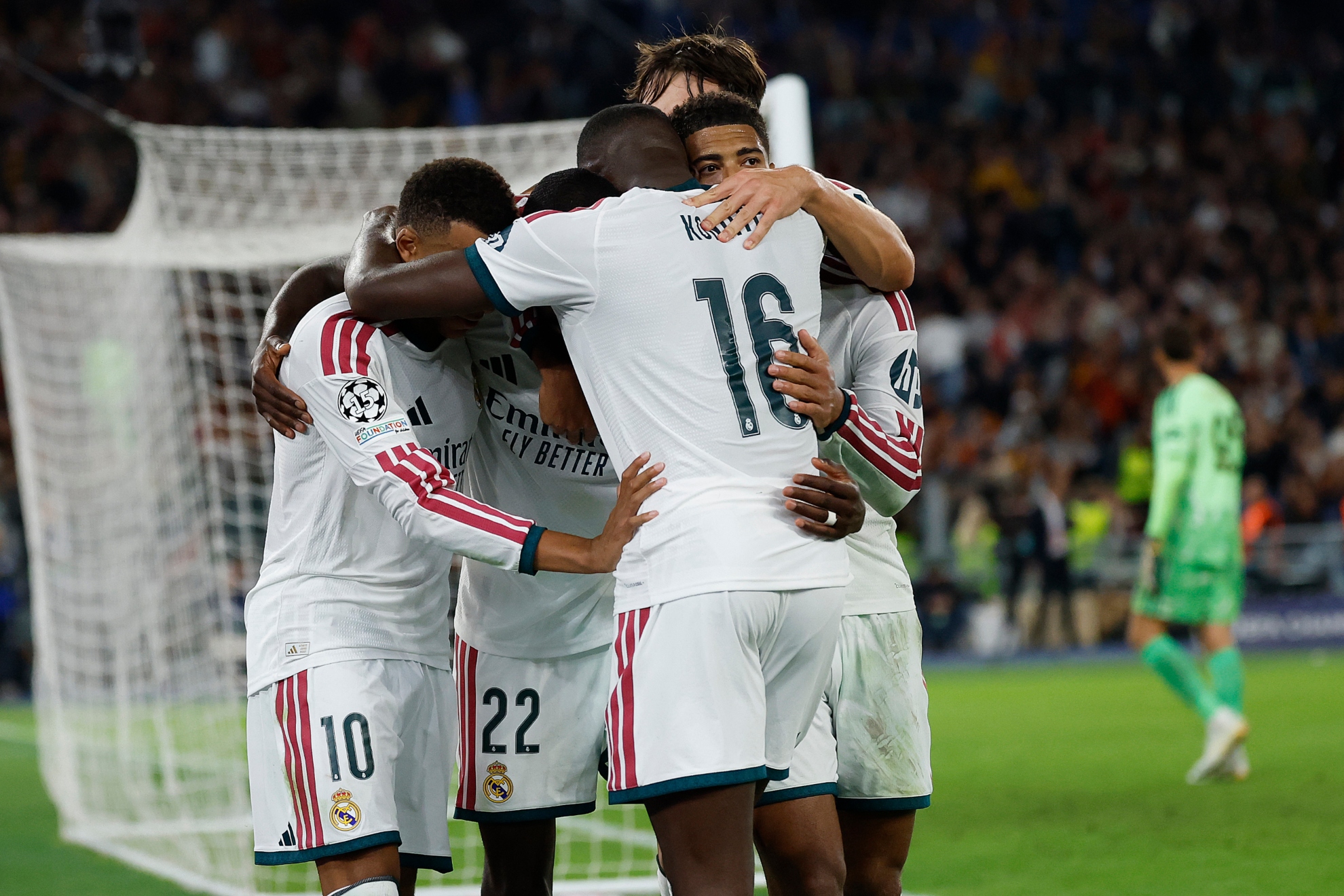 Mbappé, Rüdiger, Konaté, Bellingham y Espí celebran el gol del triunfo del Madrid en Roma. CHEMA REY