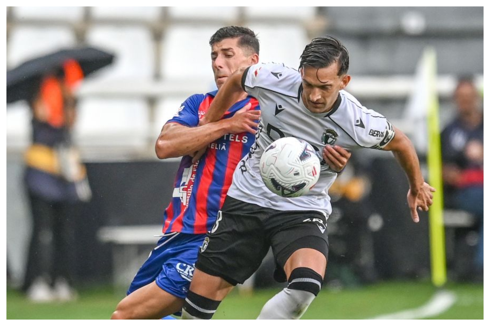 Grego Sierra cubre el balón durante el partido ante el Eldense LALIGA
