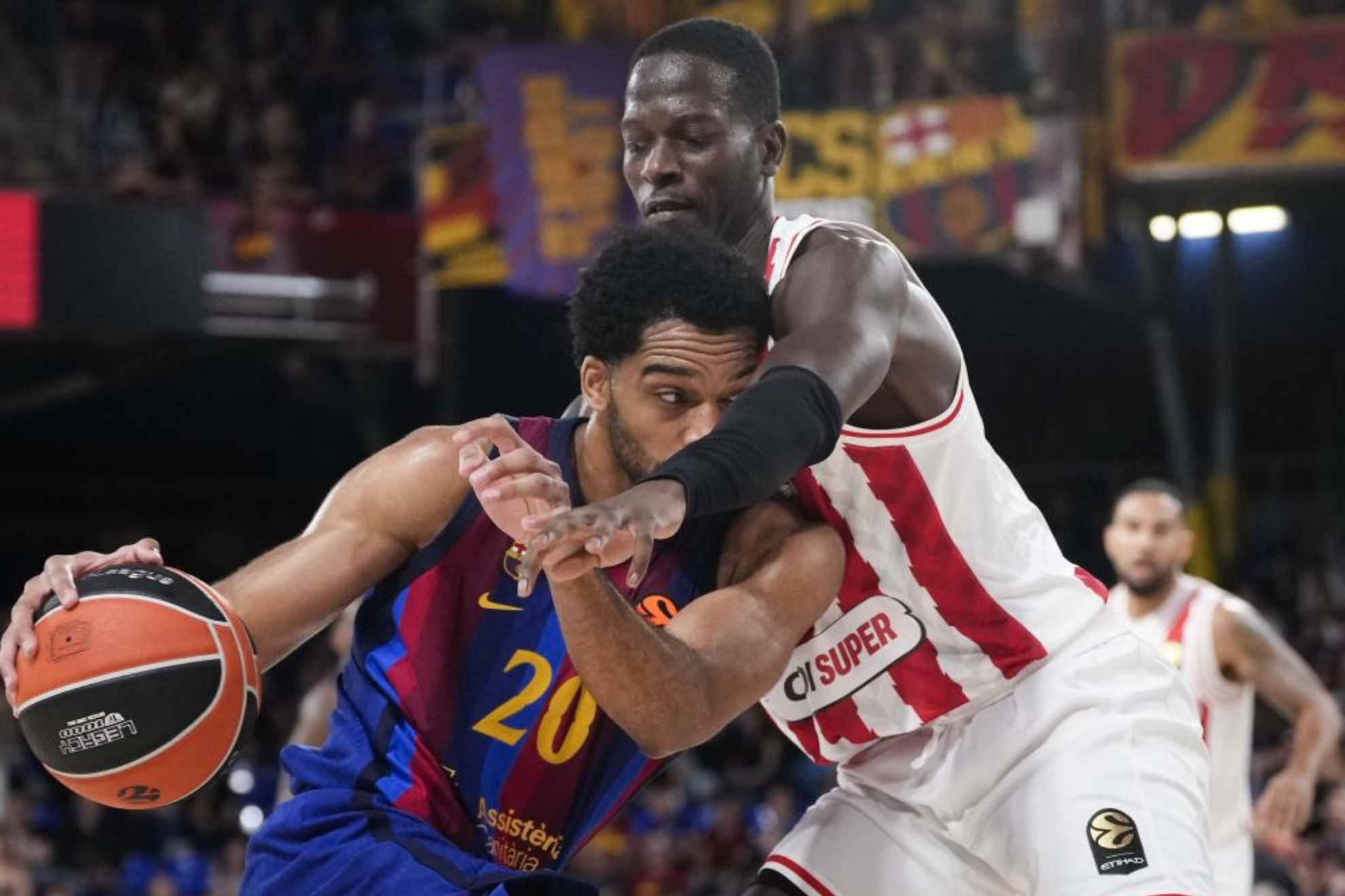 Tosan Evbuonmwan intenta superar la defensa de Mbaye Ndiaye. EFE.