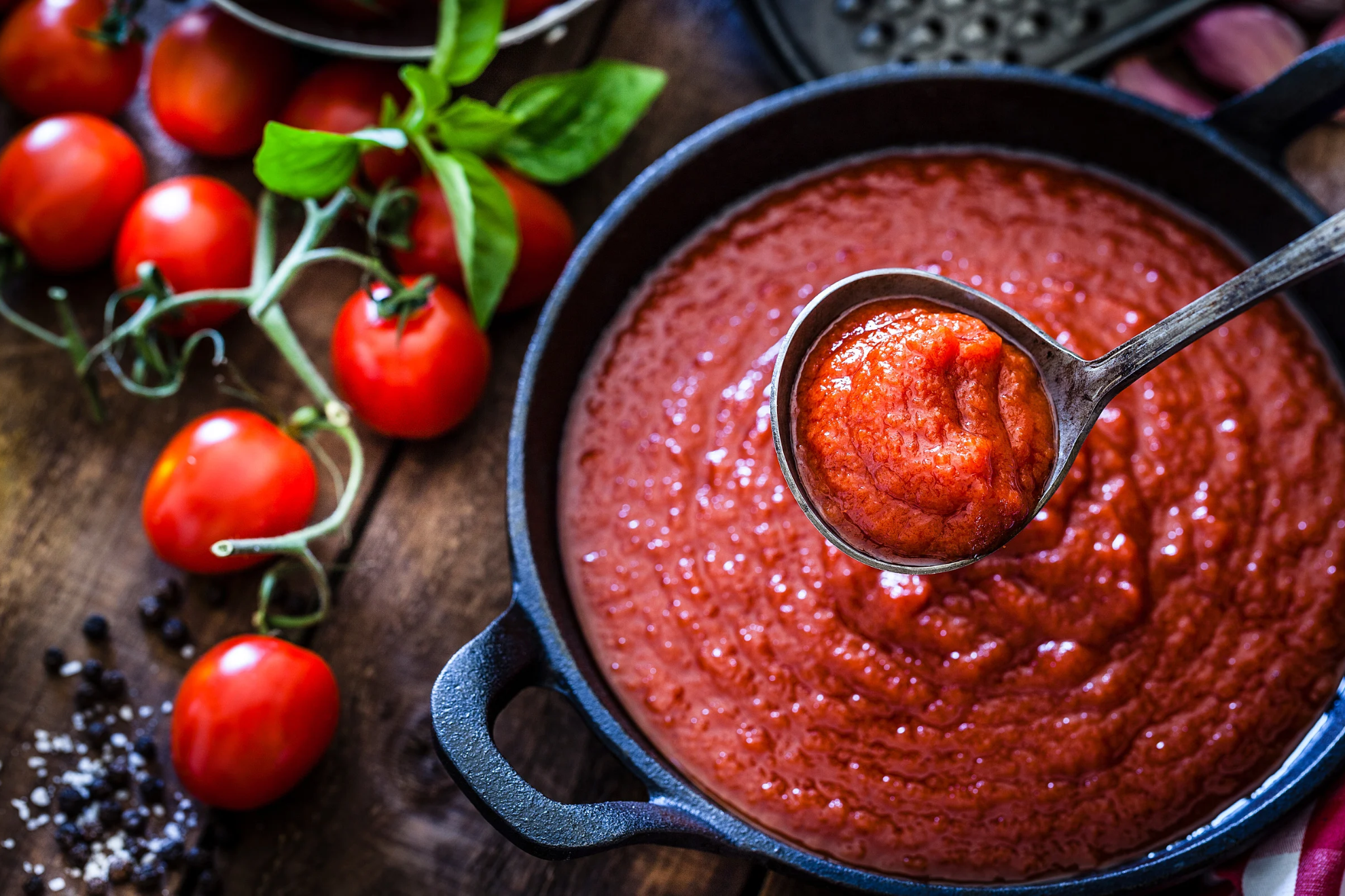 Varios cocineros dan el truco para que la salsa de tomate quede perfecta