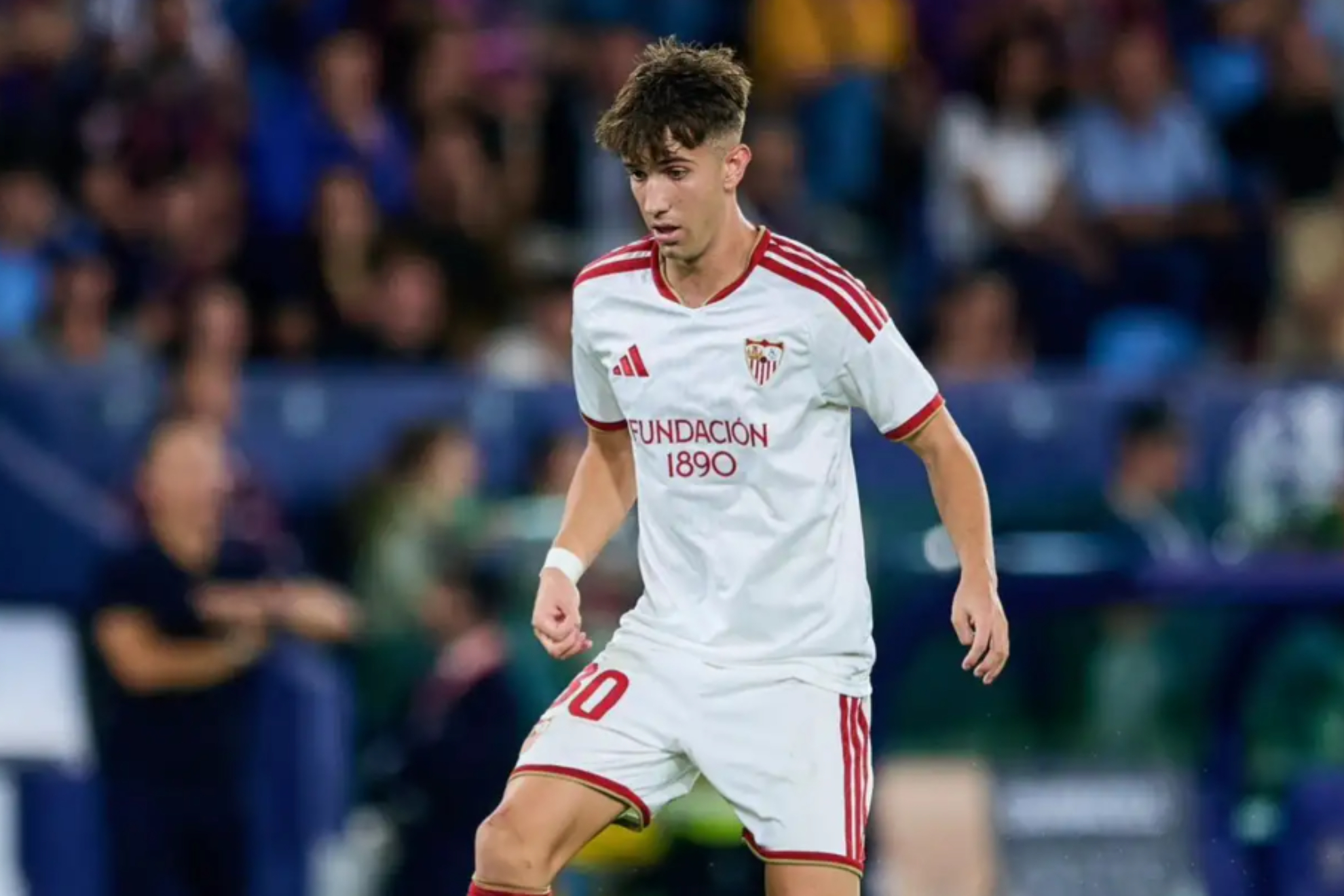 Miguel Sierra conduce el balón en un partido esta temporada. SEVILLA FC