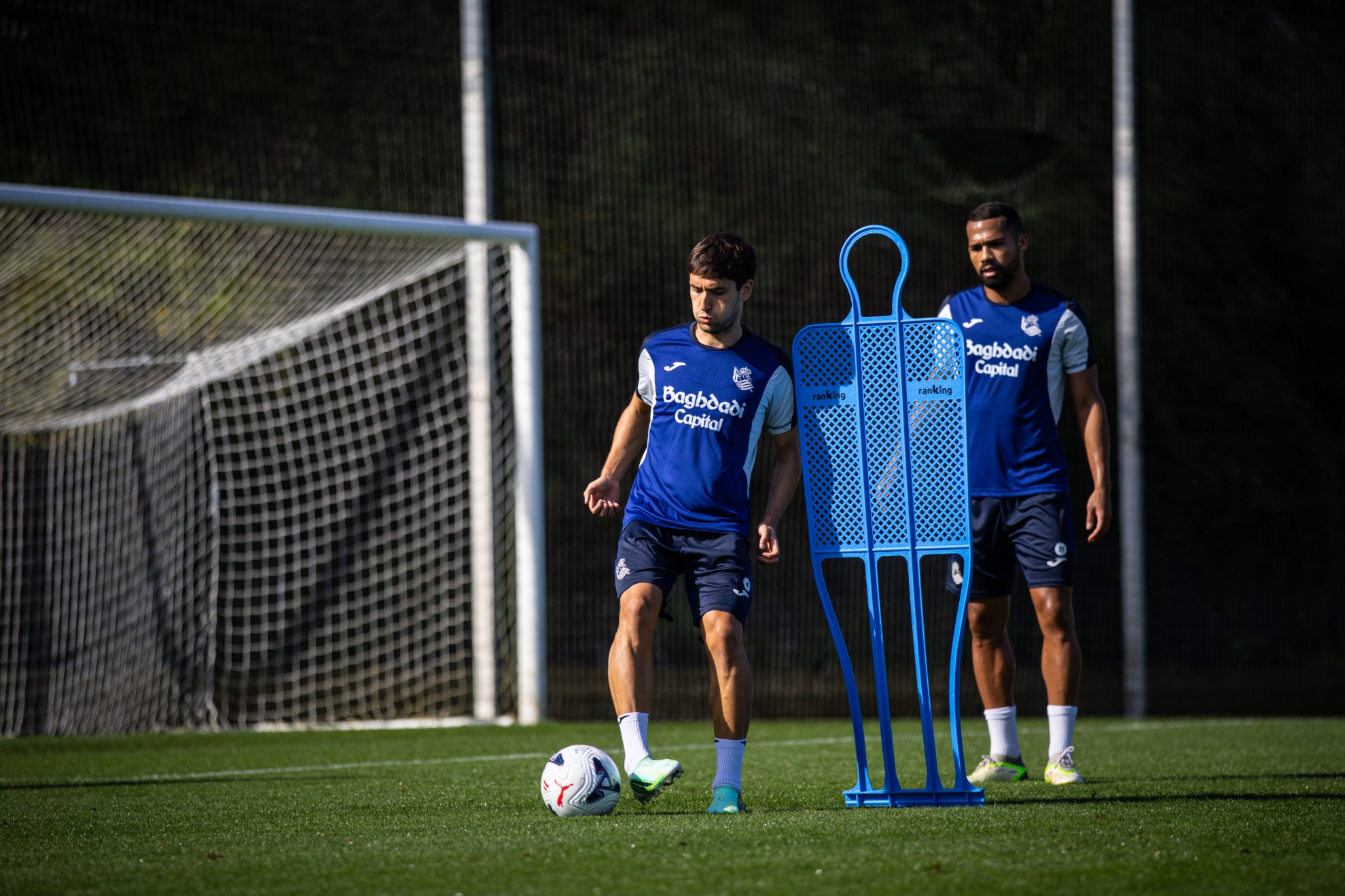 Jon Gorrotxategi y Yangel Herrera, en un entrenamiento con la Real. REAL SOCIEDAD