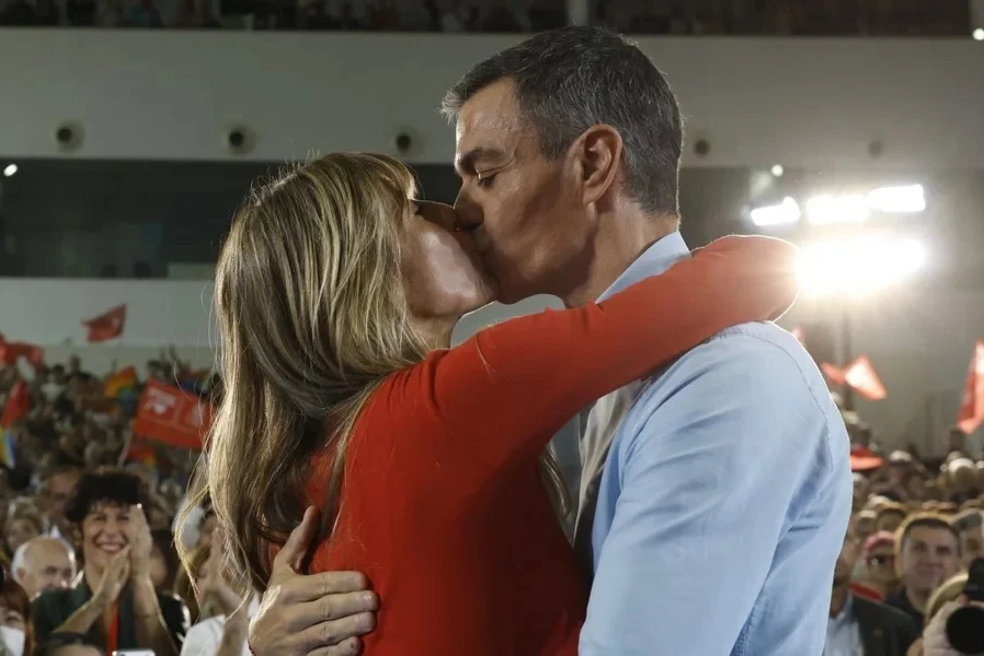 Pedro Sanchez besa a Begoña Gomez en pleno mitin