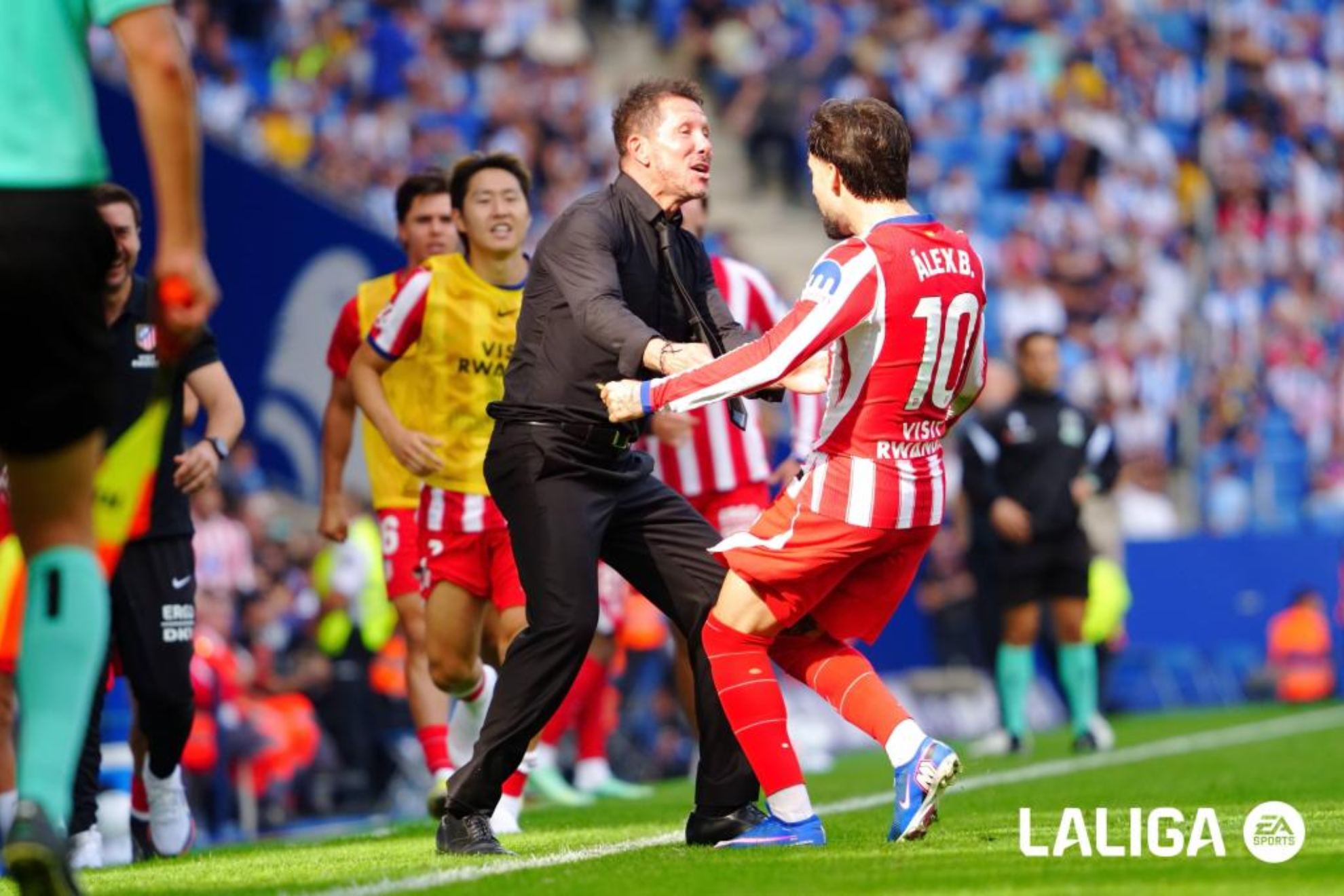 Baena celebra el gol con Simeone.