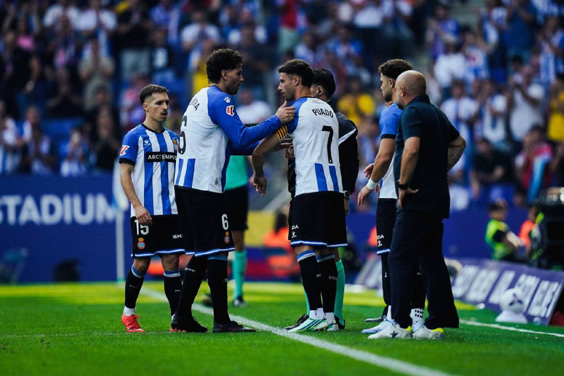 Puado recibió una calurosa ovación de su afición tras volver a los terrenos de juego