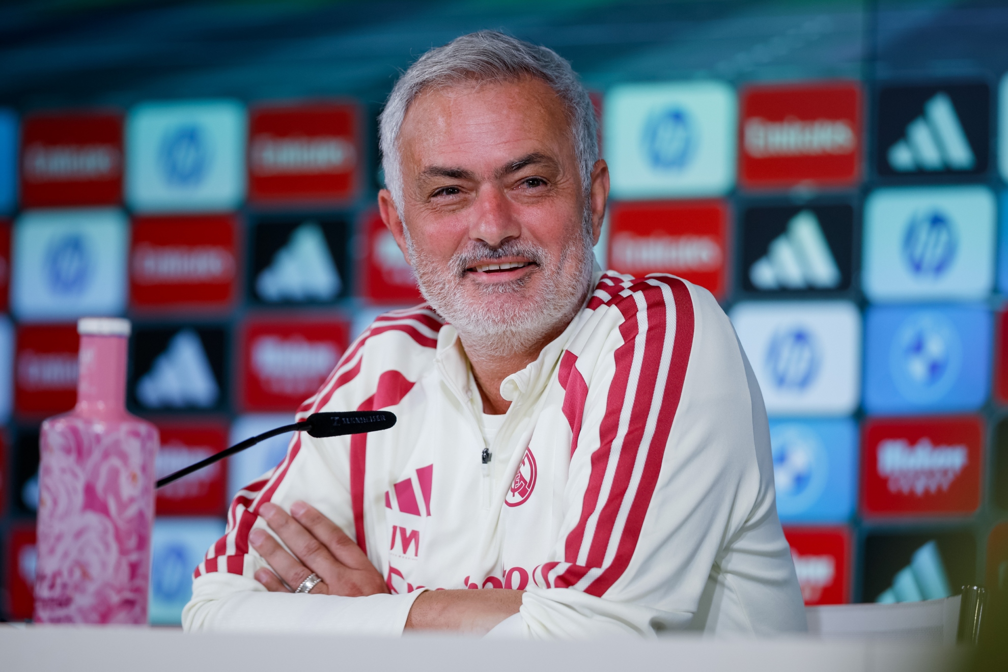 Mourinho sonríe en rueda de Prensa EFE
