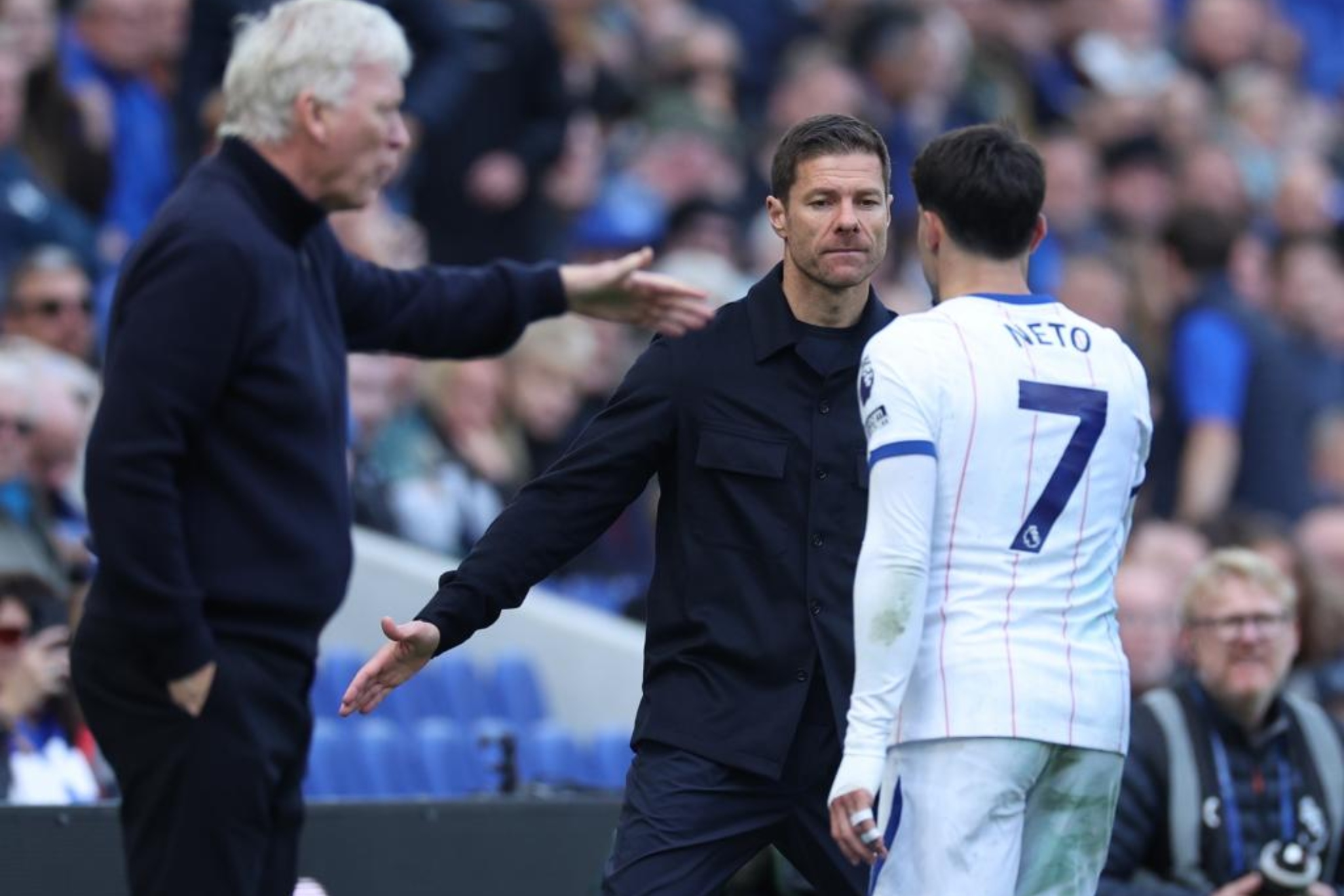 Xabi Alonso felicita a Pedro Neto. EFE