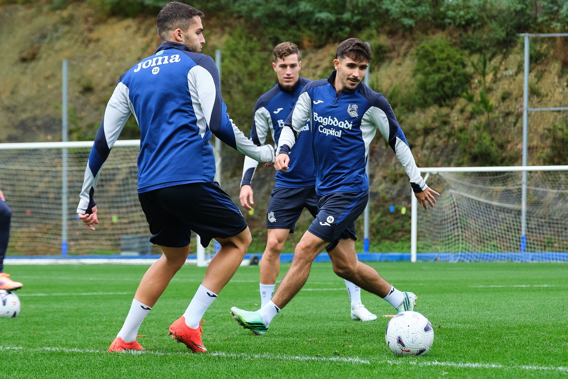 Zakharyan, Sucic y Marin, al inicio del entrenamiento de este sábado de la Real en Zubieta. REAL SOCIEDAD