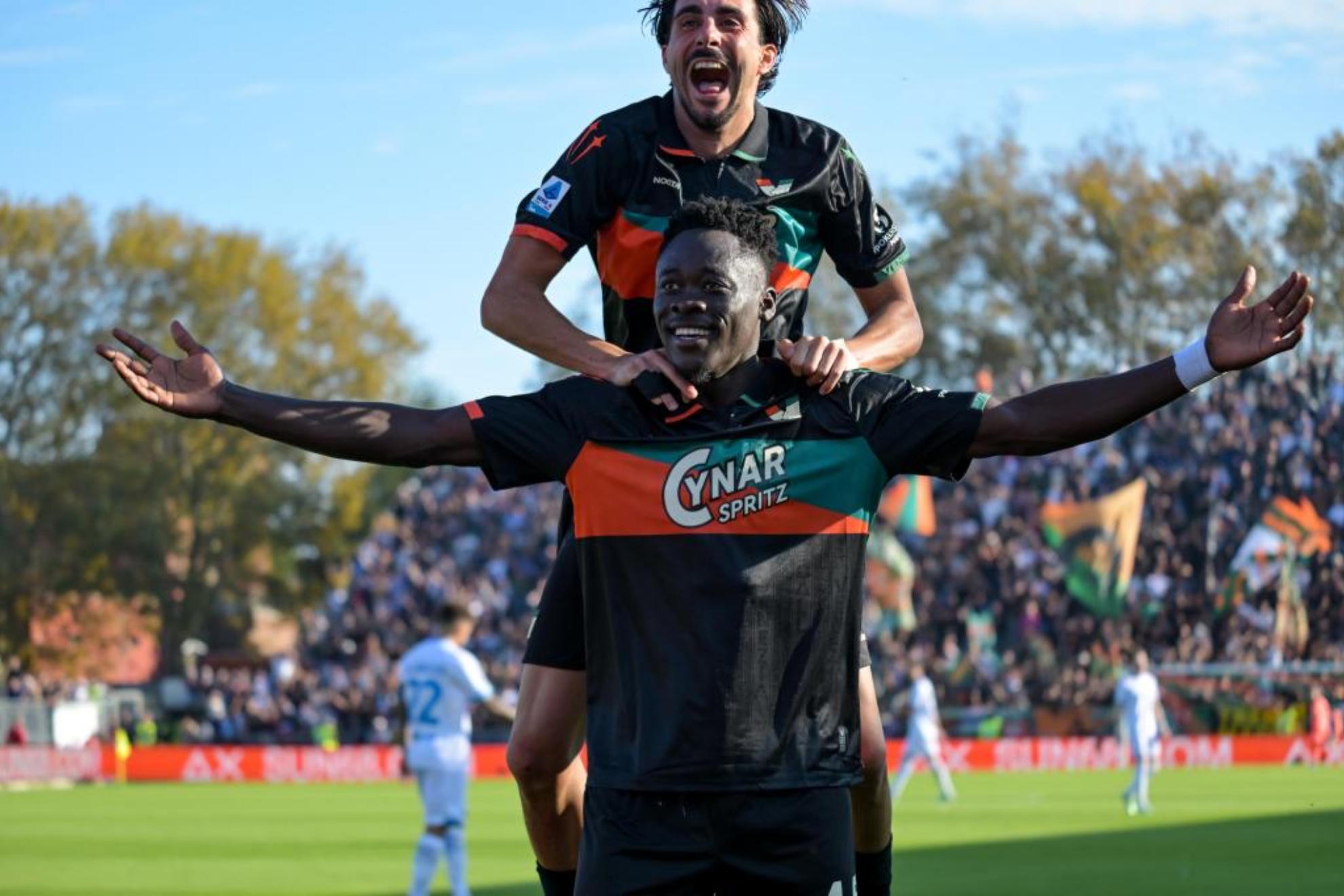 Akor Adams celebra junto a Kike Pérez su gol. EFE