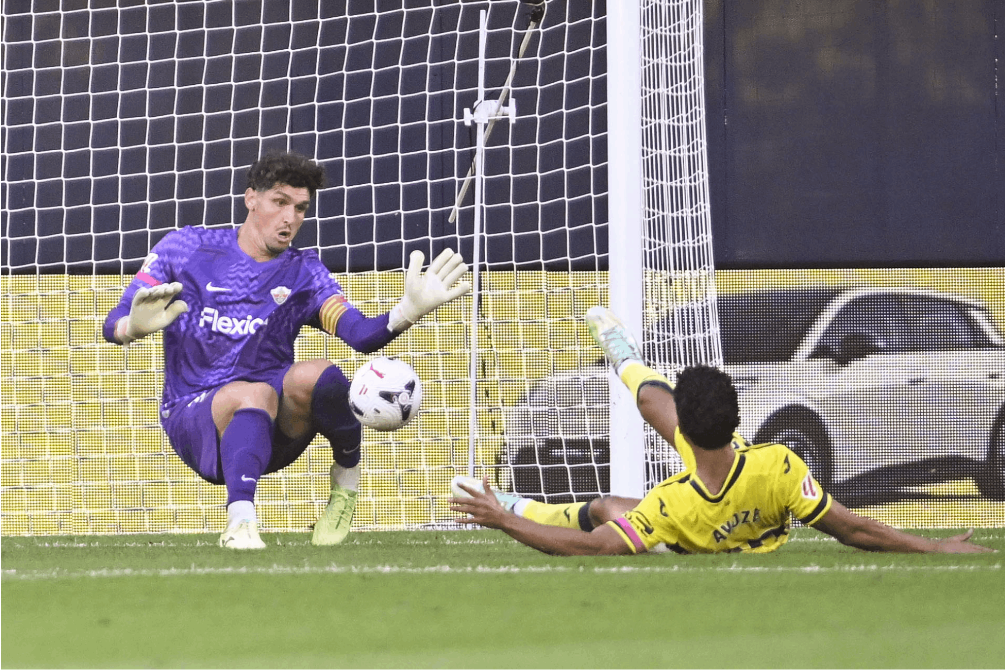 Dituro ataja un tiro de Ayoze EFE