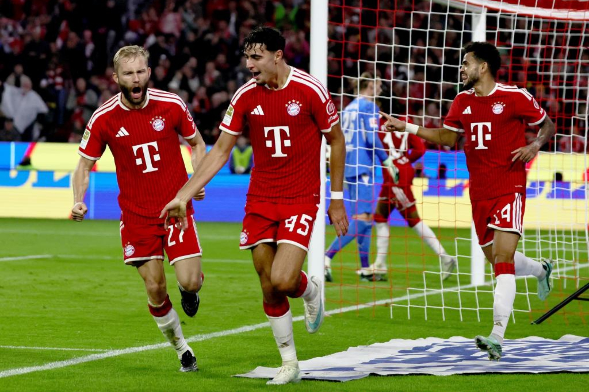 Pavlovic, Laimer y Luis Díaz celebran uno de los goles del Bayern. EFE