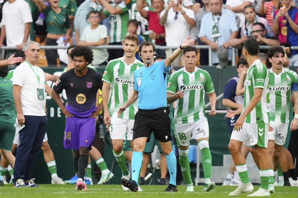 De Burgos Bengoetxea anula el gol de Lo Celso en el partido frente al Barcelona.
