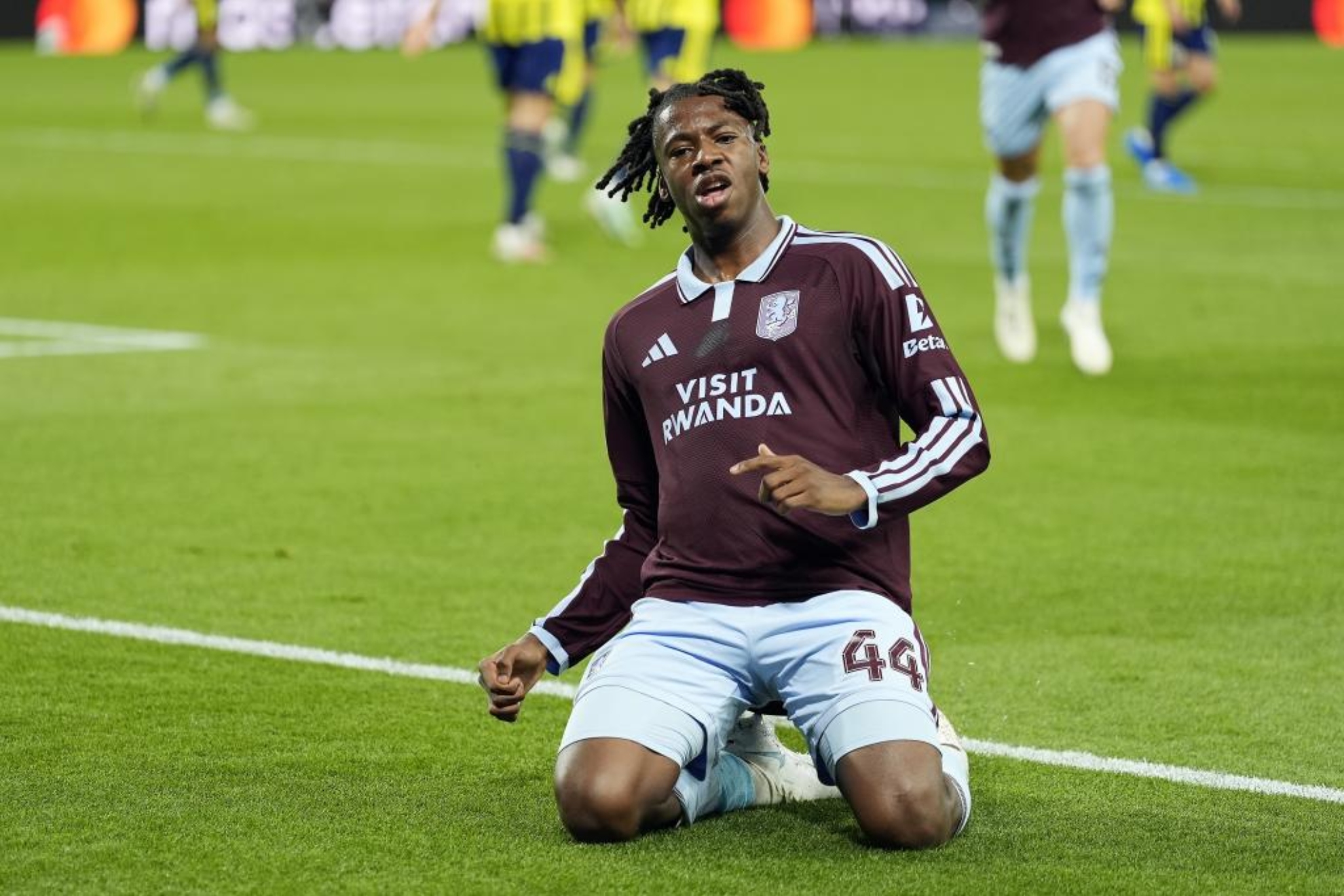 Johan Manzambi celebra un gol con el Aston Villa. EFE