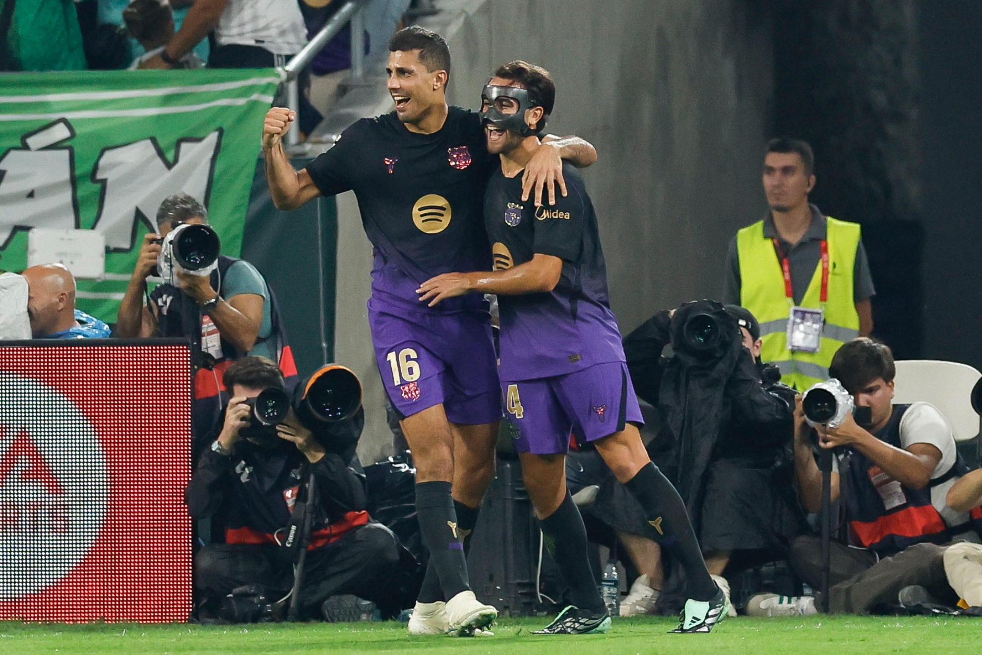 Eric celebra con Rodri el gol que marcó. EFE