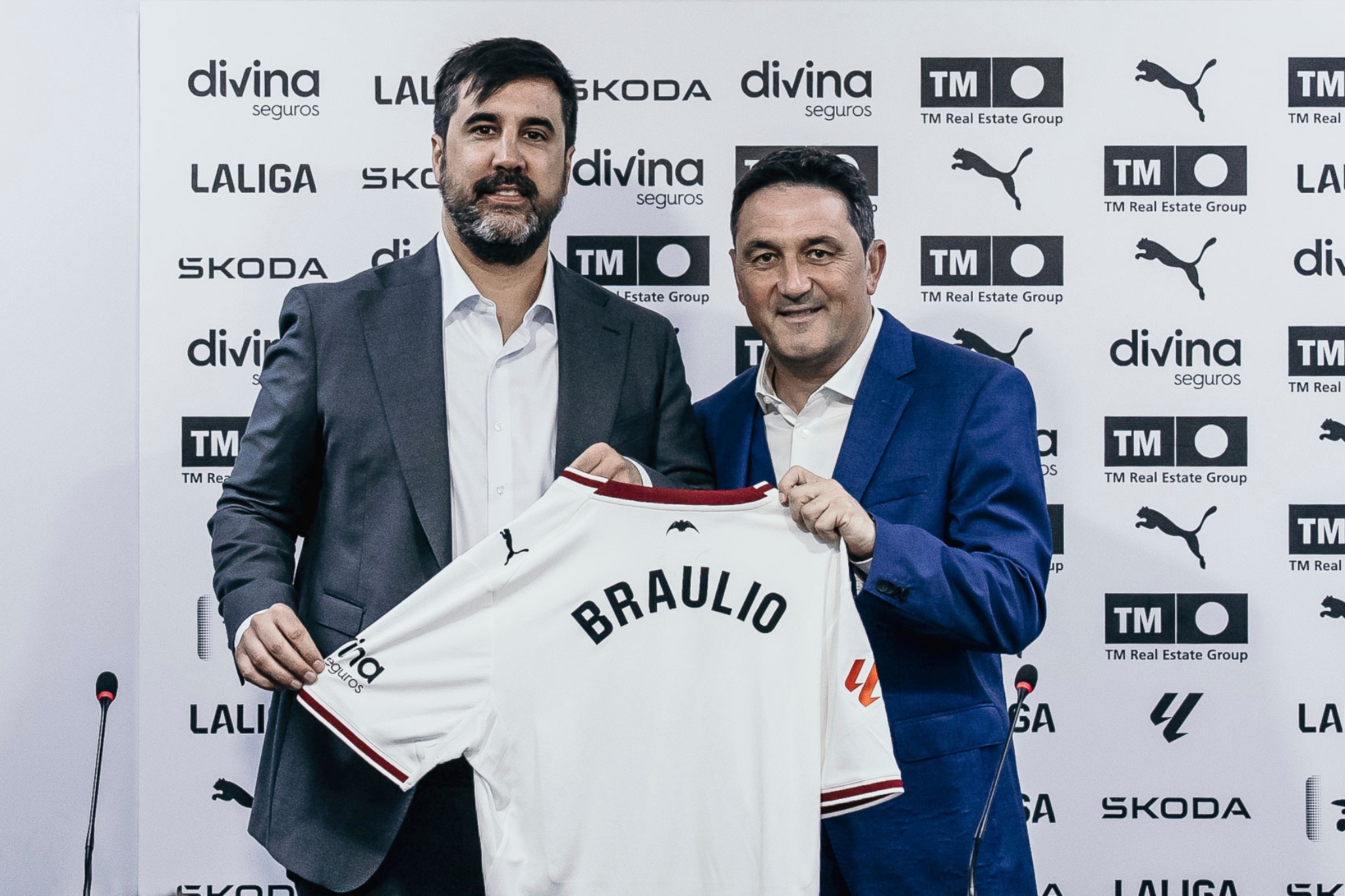 Braulio Vázquez, director deportivo Valencia, junto a Javier Solís. VCF