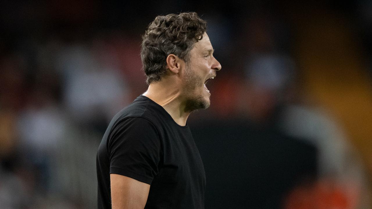 Terzic llama la atención de sus futbolistas desde el área técnica de Mestalla. Athletic Club