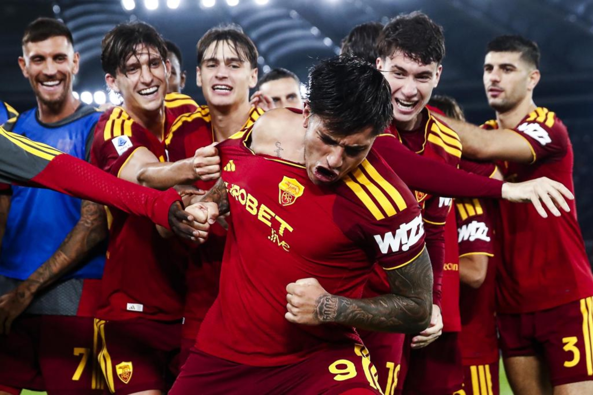 Los jugadores de la Roma celebran el gol de Santi Castro. EFE