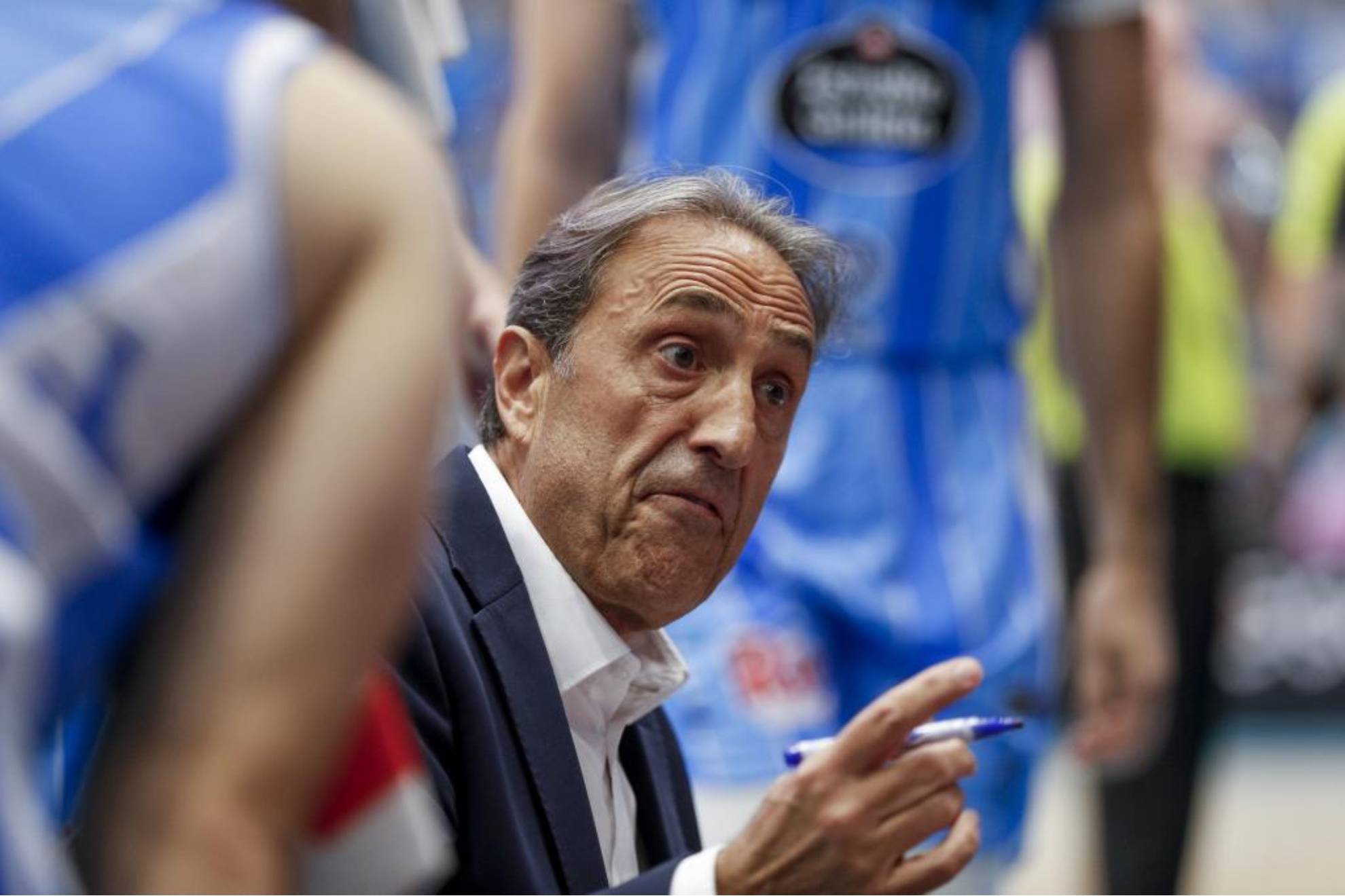El técnico del Breogán, Luis Casimiro, da instrucciones a los suyos en un tiempo muerto. EFE