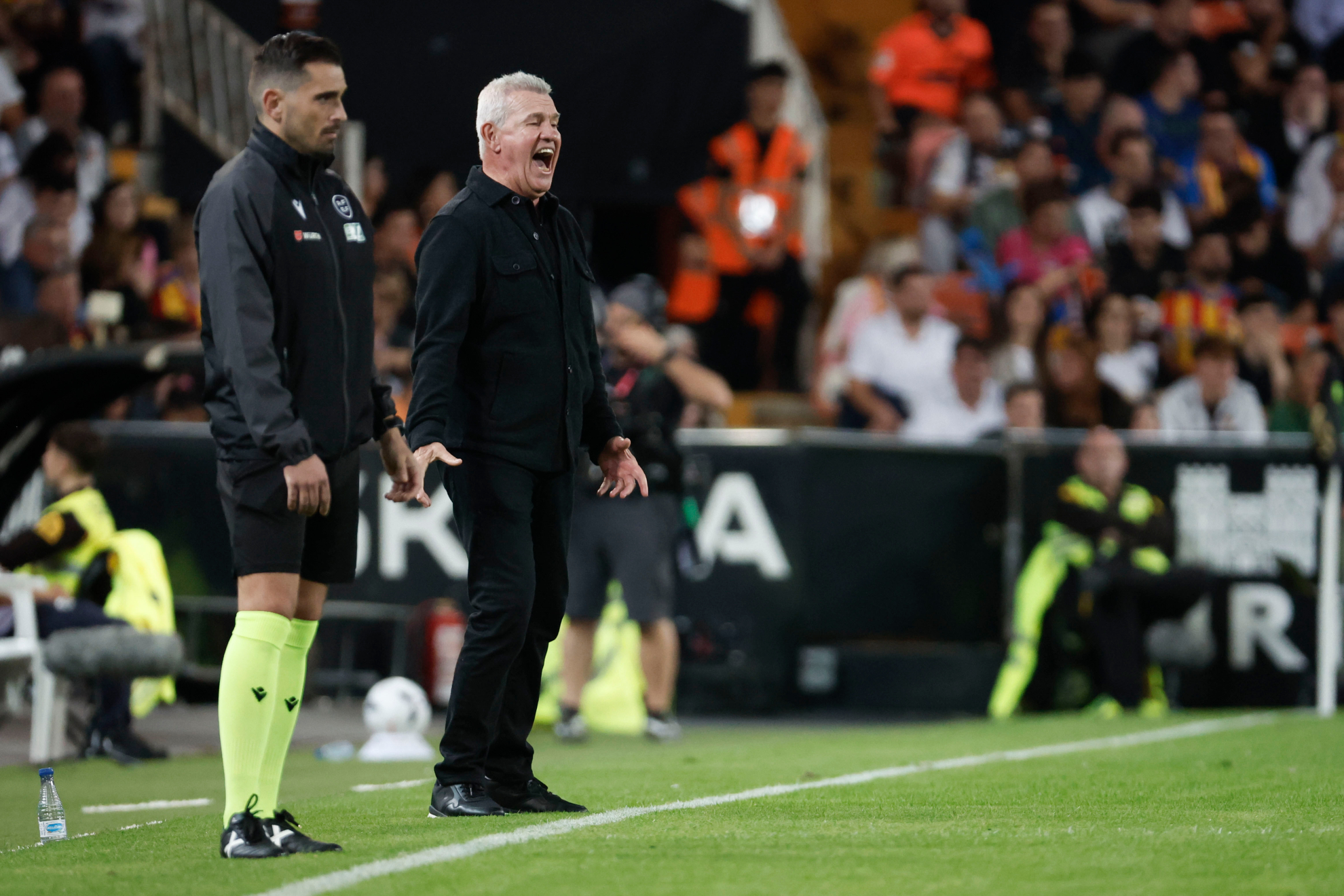 Javier Aguirre, entrenador del Valencia, da instrucciones en el partido. EFE