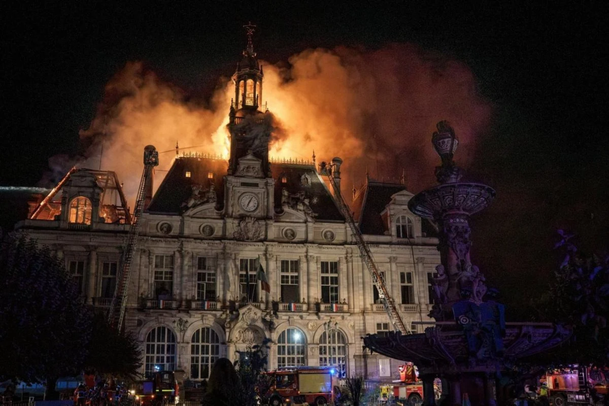 El Ayuntamiento de Limoges en llamas en las protestas estudiantiles en Francia EFE