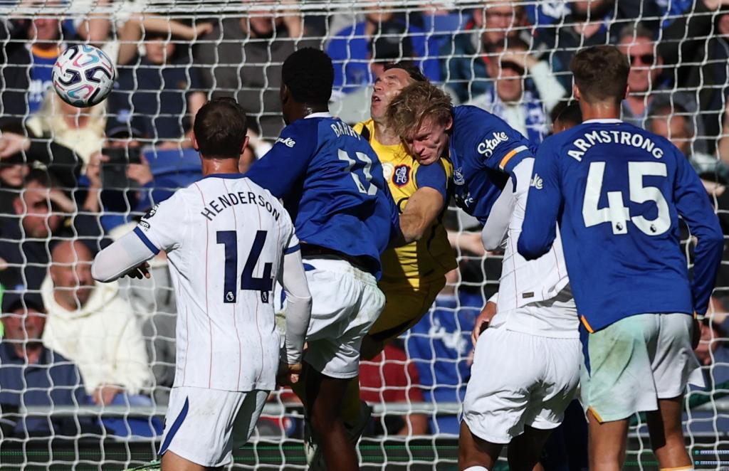 Emiliano Martinez choca con Jarrad Branthwaite del Everton .