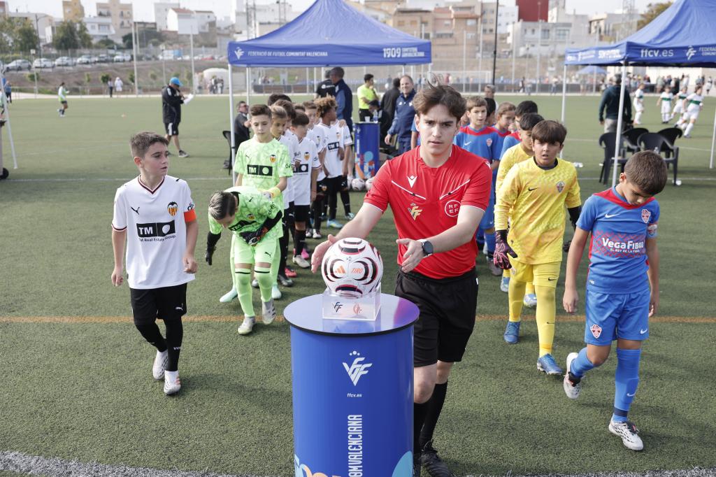 El fútbol valenciano vuelve a unirse para celebrar la segunda edición del torneo de fútbol 8 ‘Tornem!’ para conmemorar el segundo aniversario de la dana. EFE