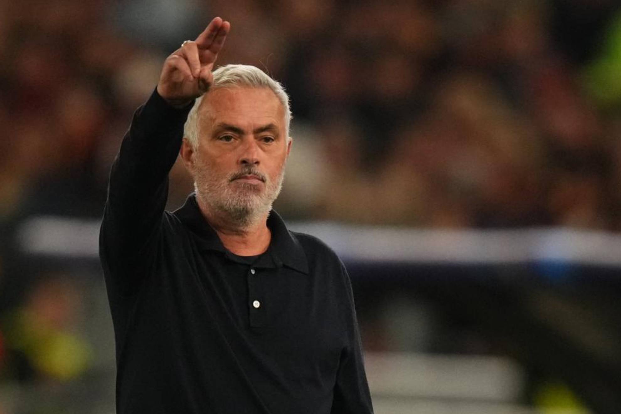Mourinho da instrucciones a sus jugadores. AP