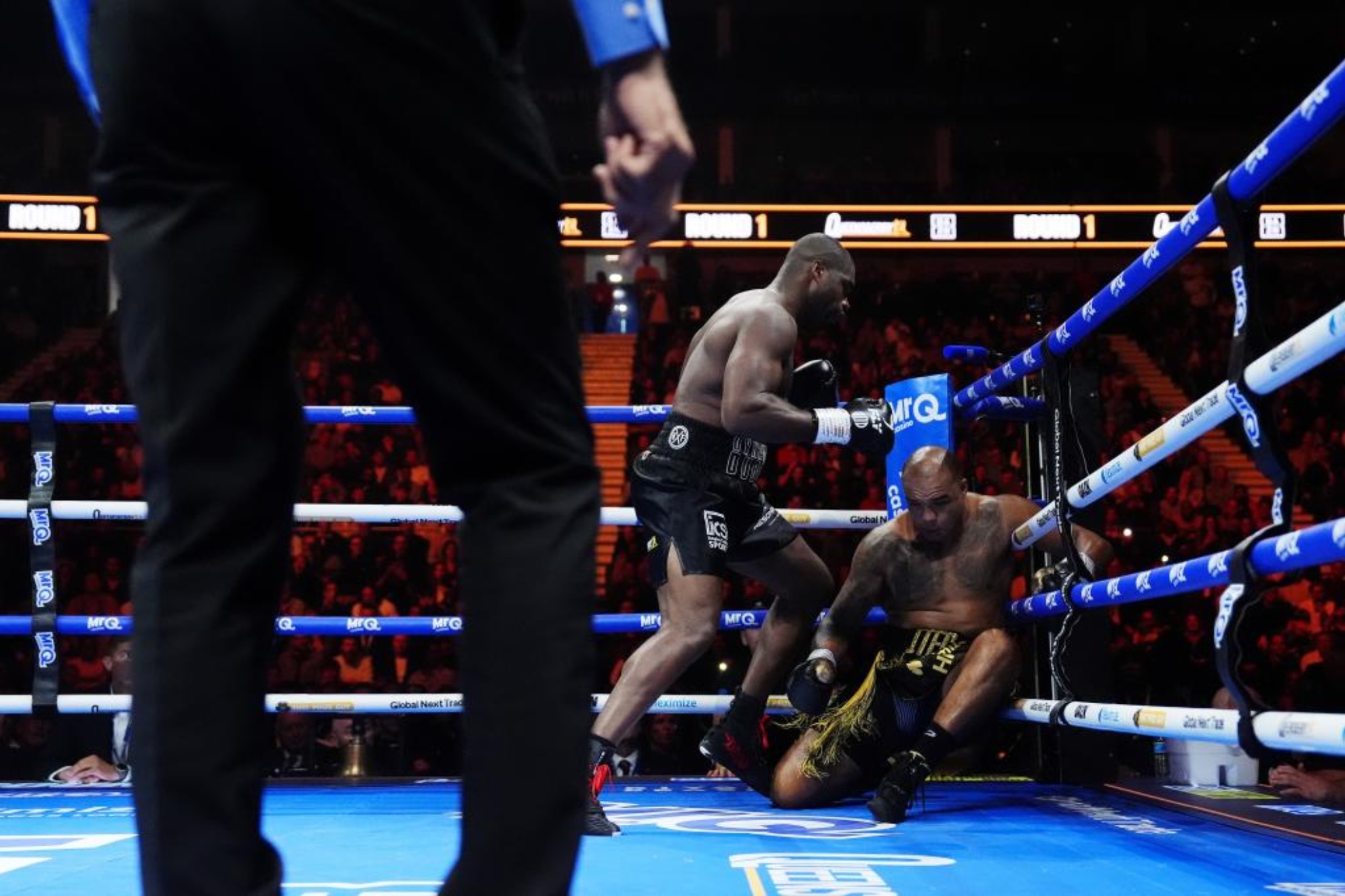 El boxeador Daniel Dubois, a la izquierda, derriba a Fabio Wardley LAPRESSE