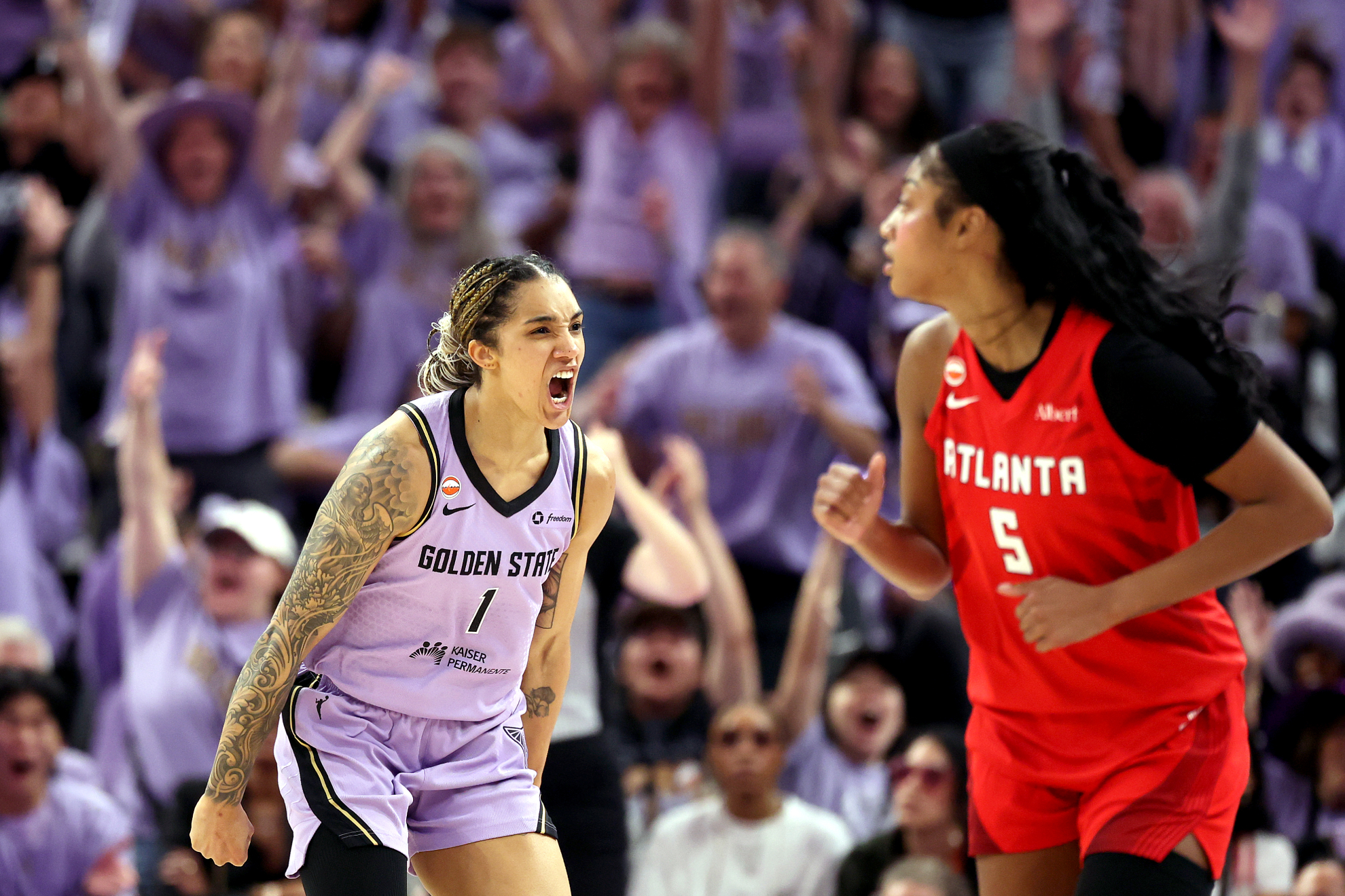 Gabby Williams celebra una jugada en el primer partido de las Finales. GETTY IMAGES.