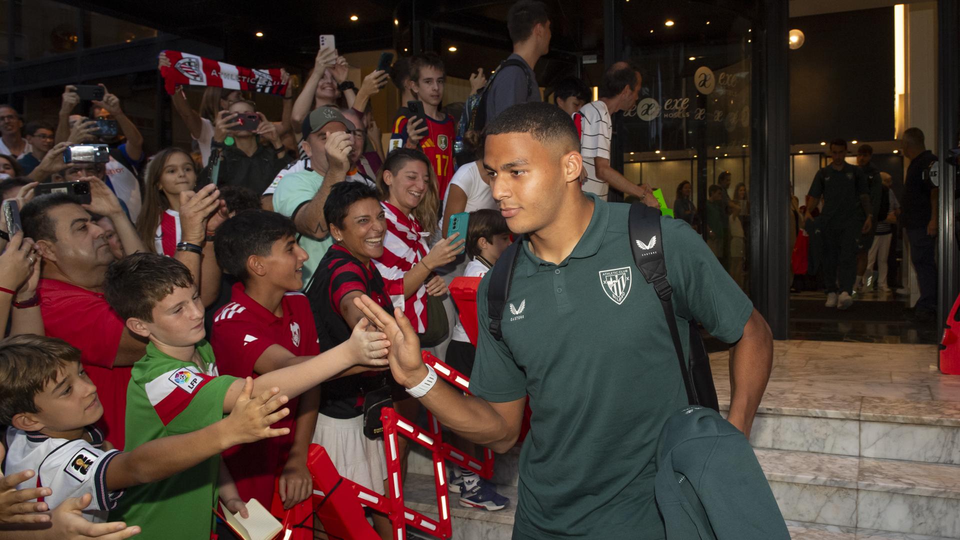 Maroan saluda a los aficionados en el último viaje a Valencia. Athletic Club