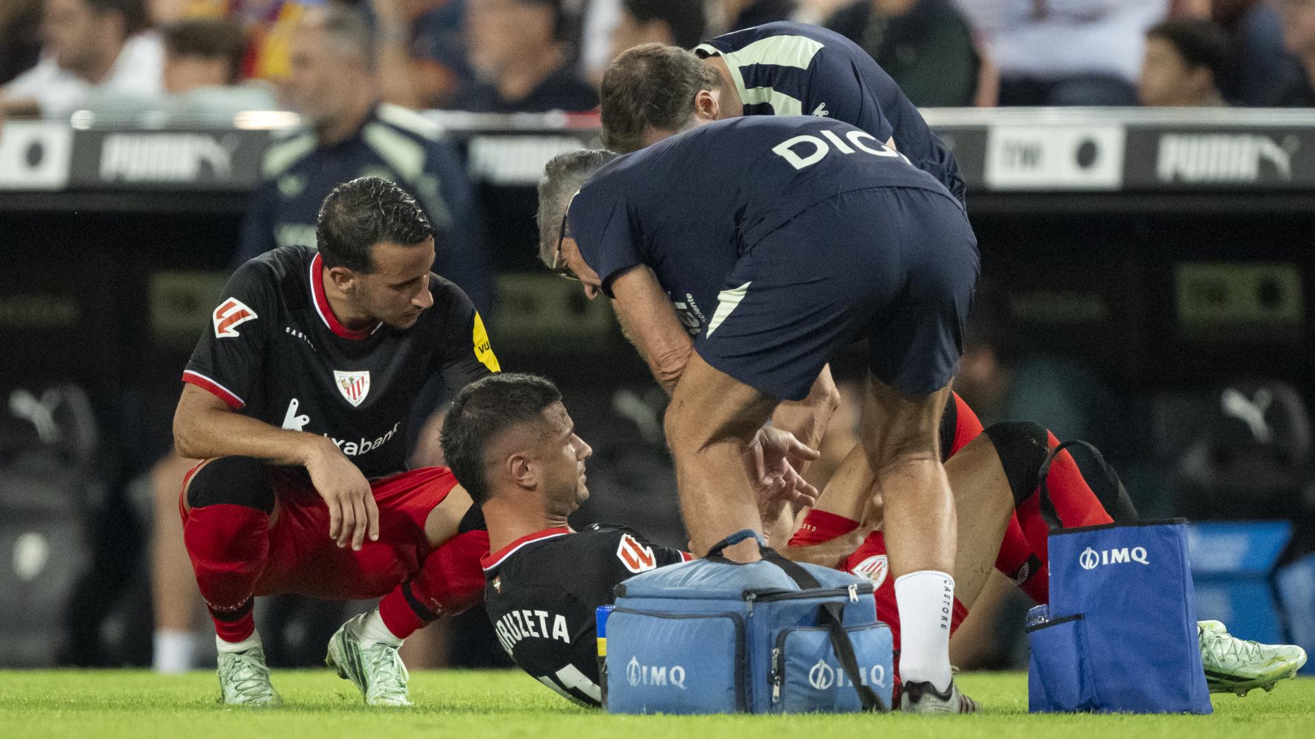 Berenguer se interesa por Guruzeta, atendido por Gontzal Beitia e Ipiña. Athletic Club