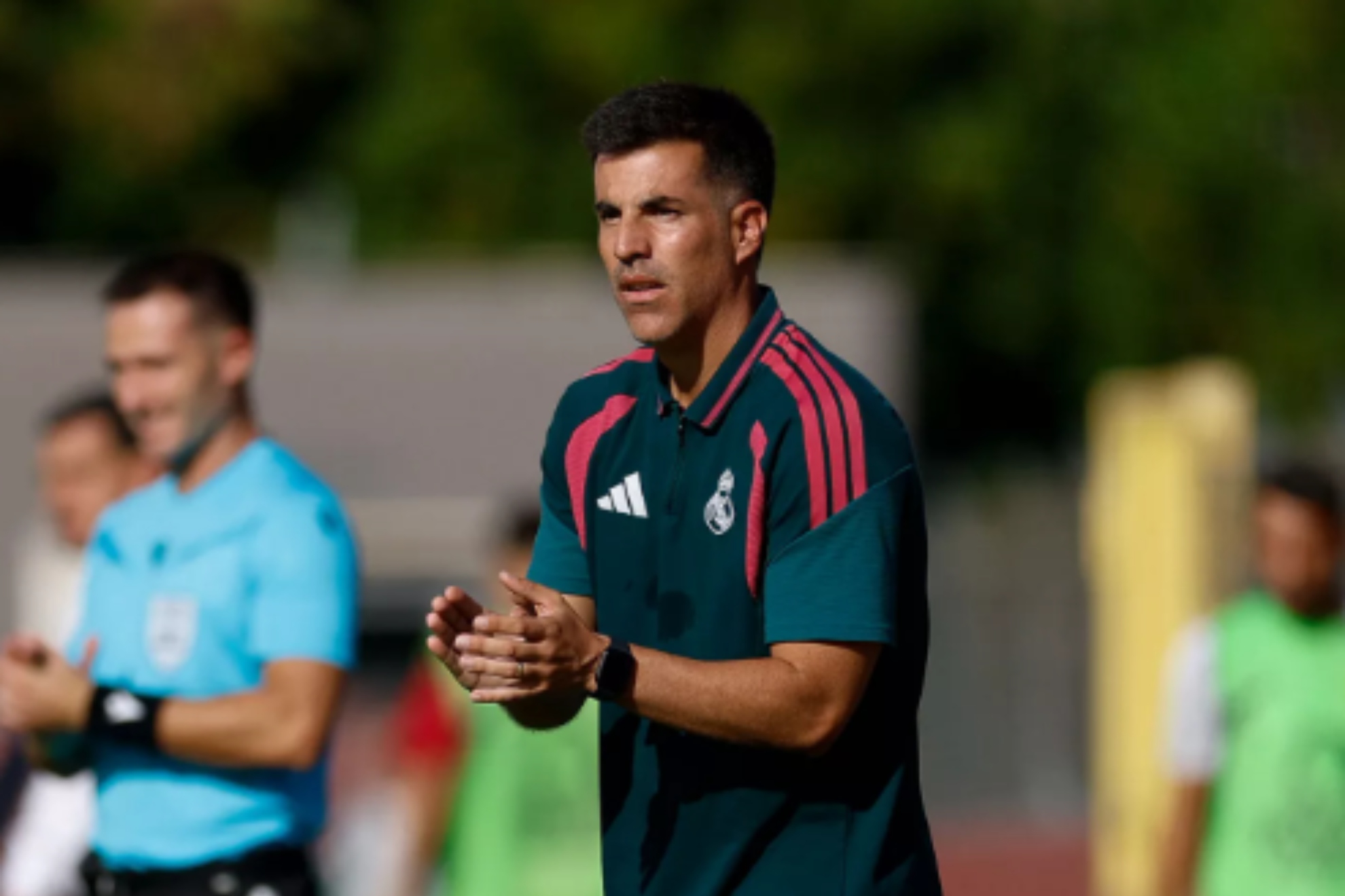 Álvaro López, técnico del Juvenil A, durante el partido de Youth ante la Roma. REALMADRID.COM