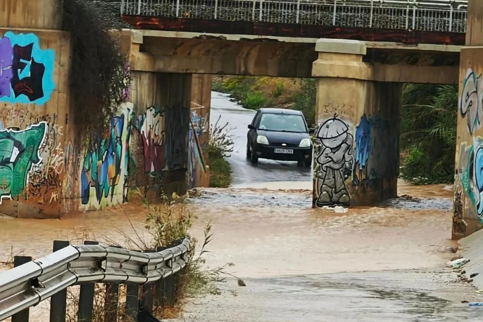 Un vehículo frena en un viaducto encharcado, en el extrarradio de Cartagena, este sábado por la tarde. Ayuntamiento de Cartagena