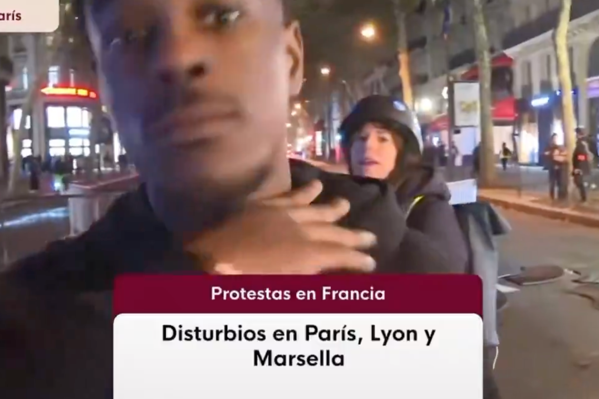 Momento en el que un hombre hace gestos de cortar el cuello en el directo de Mavi Doñate RTVE