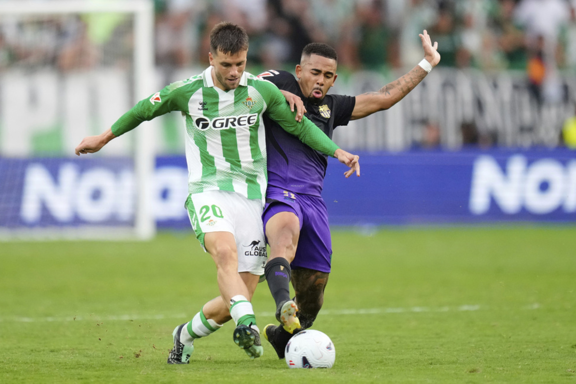 Lo Celso y Gabriel Jesus disputan el balón en La Cartuja. AP PHOTO