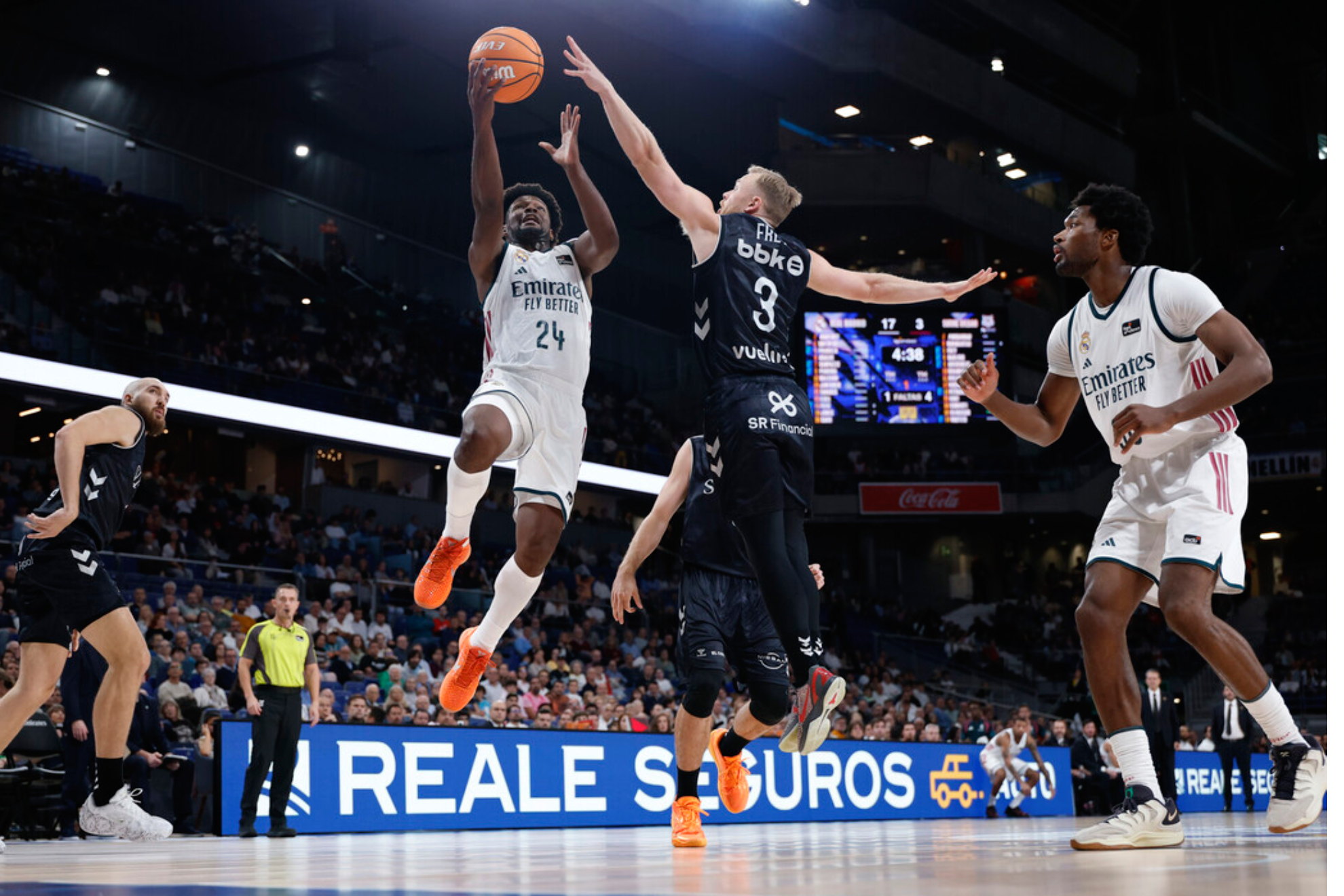 András Feliz entra a canasta ante el Surne Bilbao. ACB PHOTO.