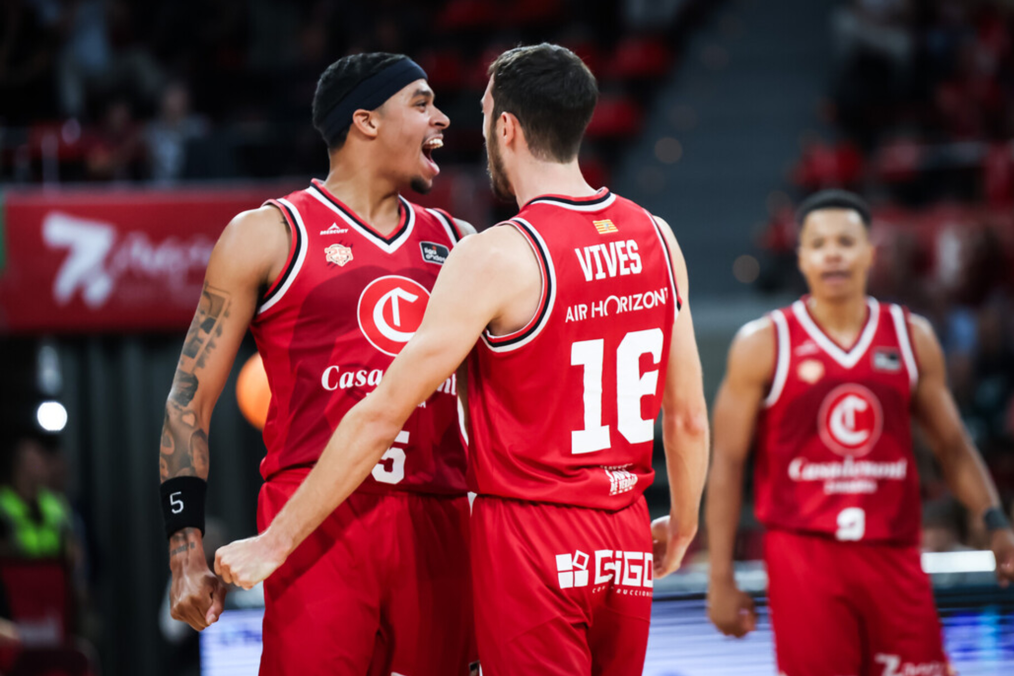 Homesley y Vives celebran una jugada. ACB PHOTO.