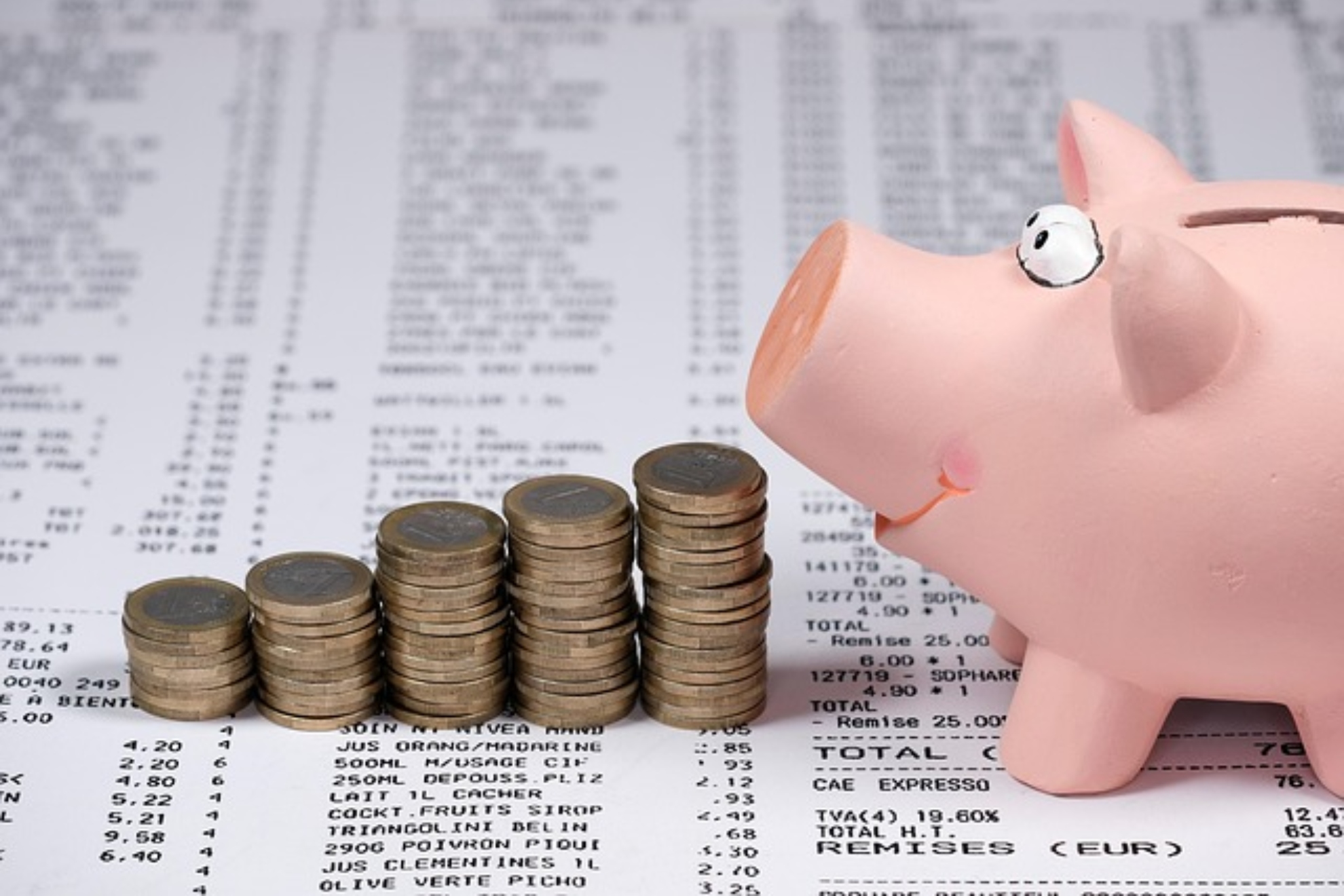 Imagen de recurso de varias monedas y una hucha. Pixabay