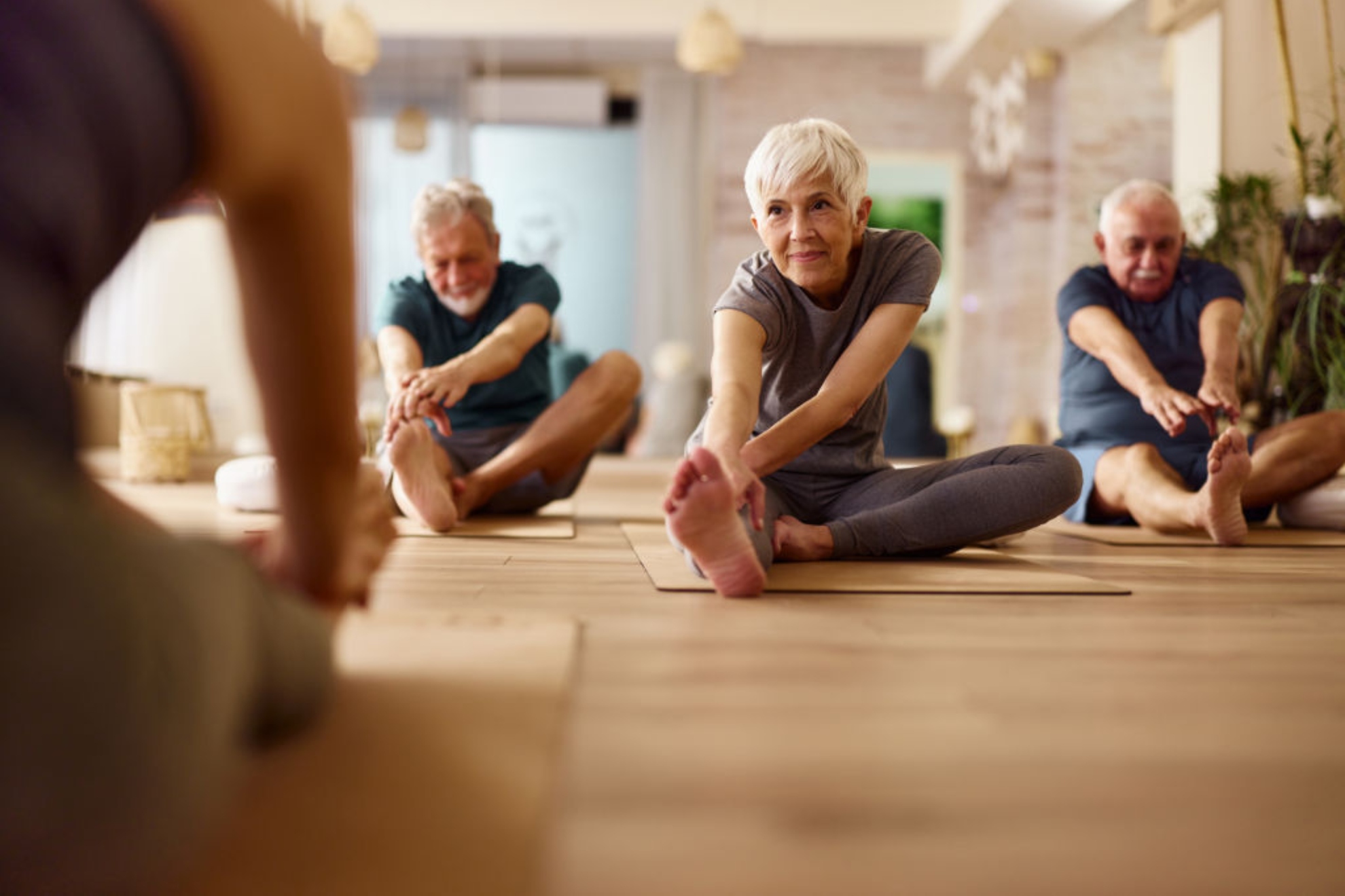 Imagen de recurso de varias personas mayores haciendo ejercicio. Pixabay.